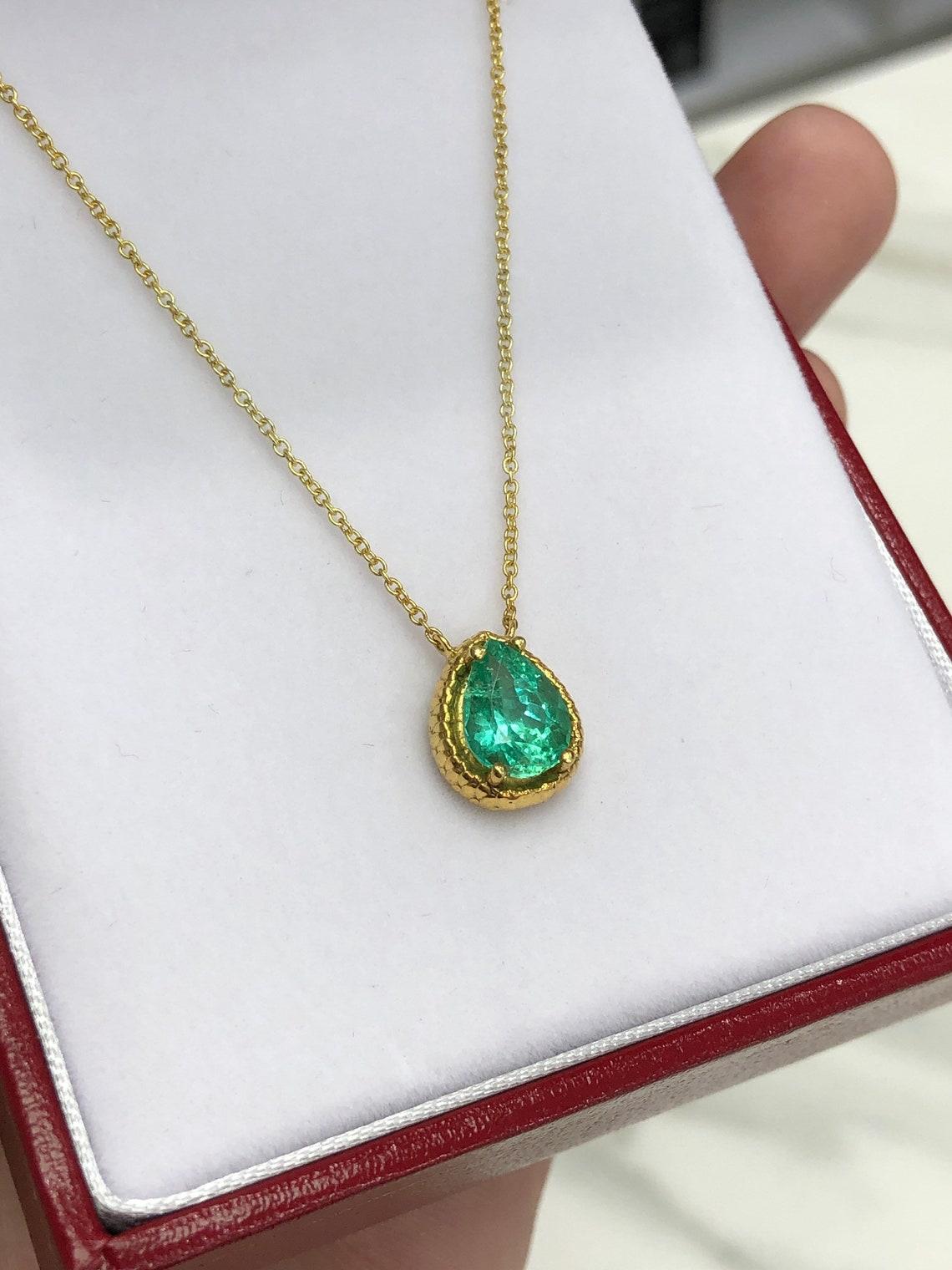 Ciondolo a forma di serpente con solitario di smeraldo colombiano verde elettrico da 1,55 carati in oro 14 carati In condizioni Nuovo in vendita a Jupiter, FL