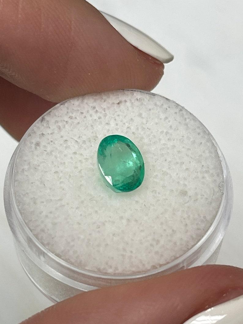 Women's 1.55ct Light Spring Green Natural Colombian Emerald - Oval Cut May Birthstone For Sale