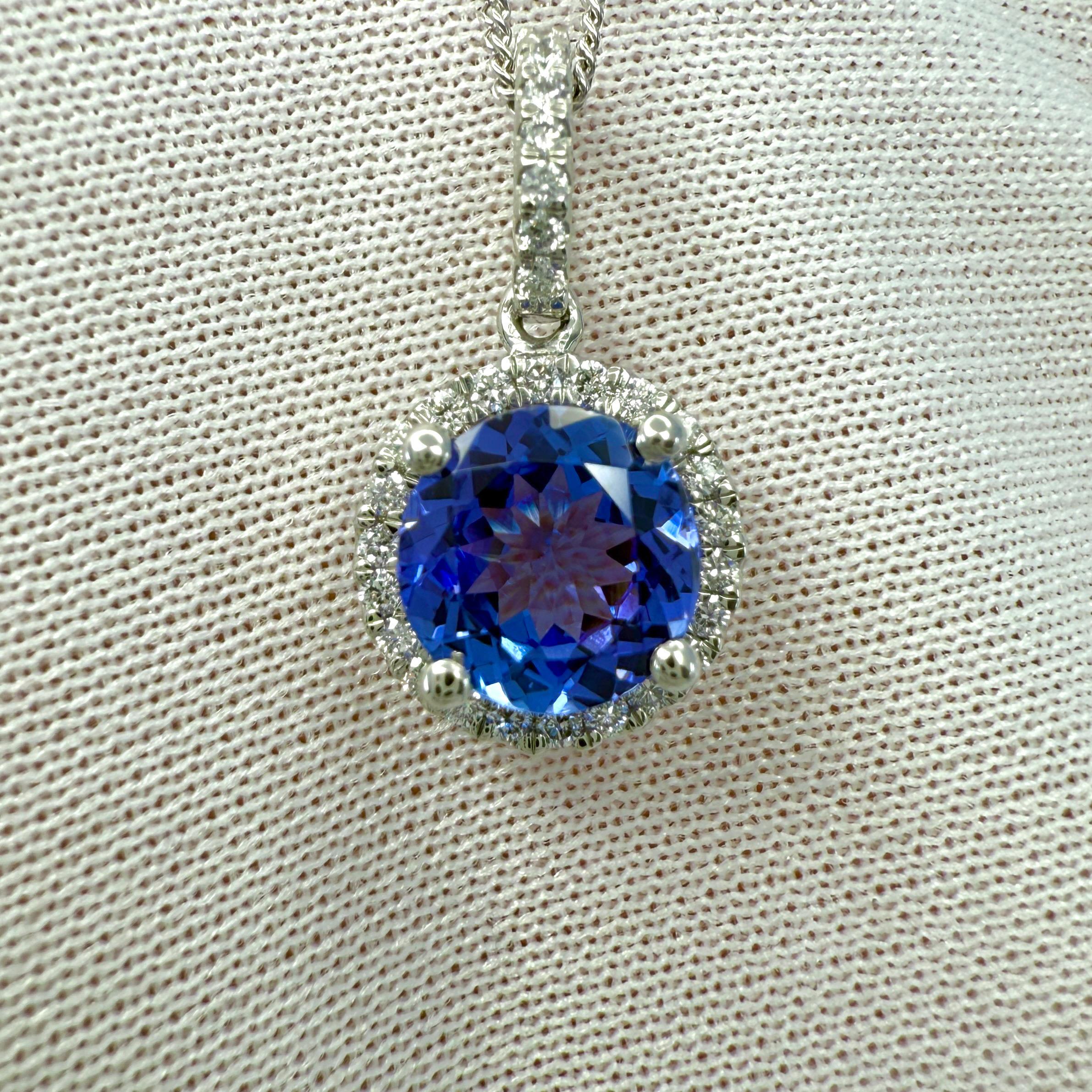 Collana con ciondolo a raggiera in platino con tanzanite e diamanti. 1,55 Carati totali.

Tanzanite da 1.38 carati con un colore blu violaceo e un'eccellente purezza. VVS. Una pietra molto pulita.
Ha anche un eccellente taglio rotondo di 7