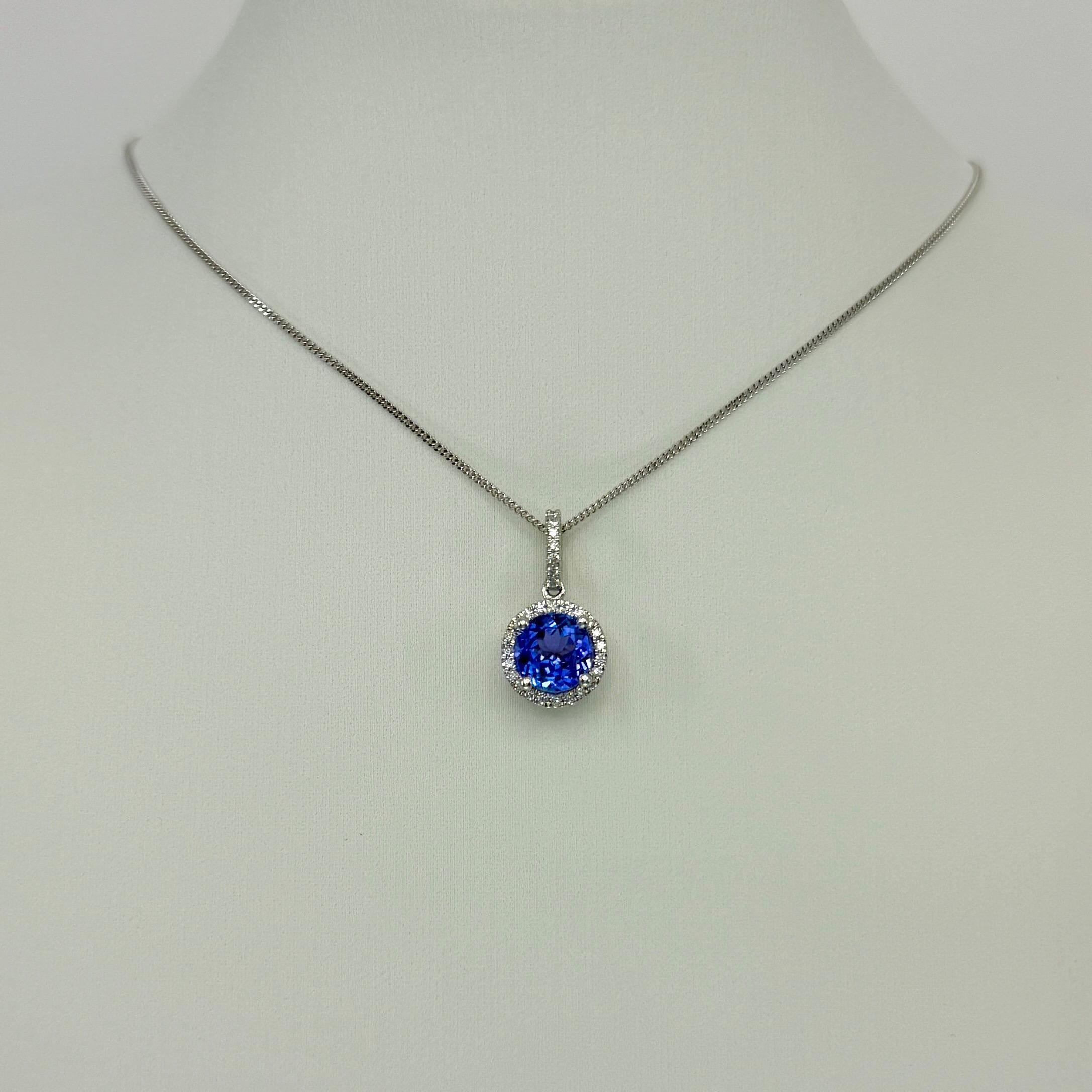 Taglio rotondo Ciondolo aureolato in platino con tanzanite e diamanti, 1,55 carati di colore blu naturale e viola. in vendita