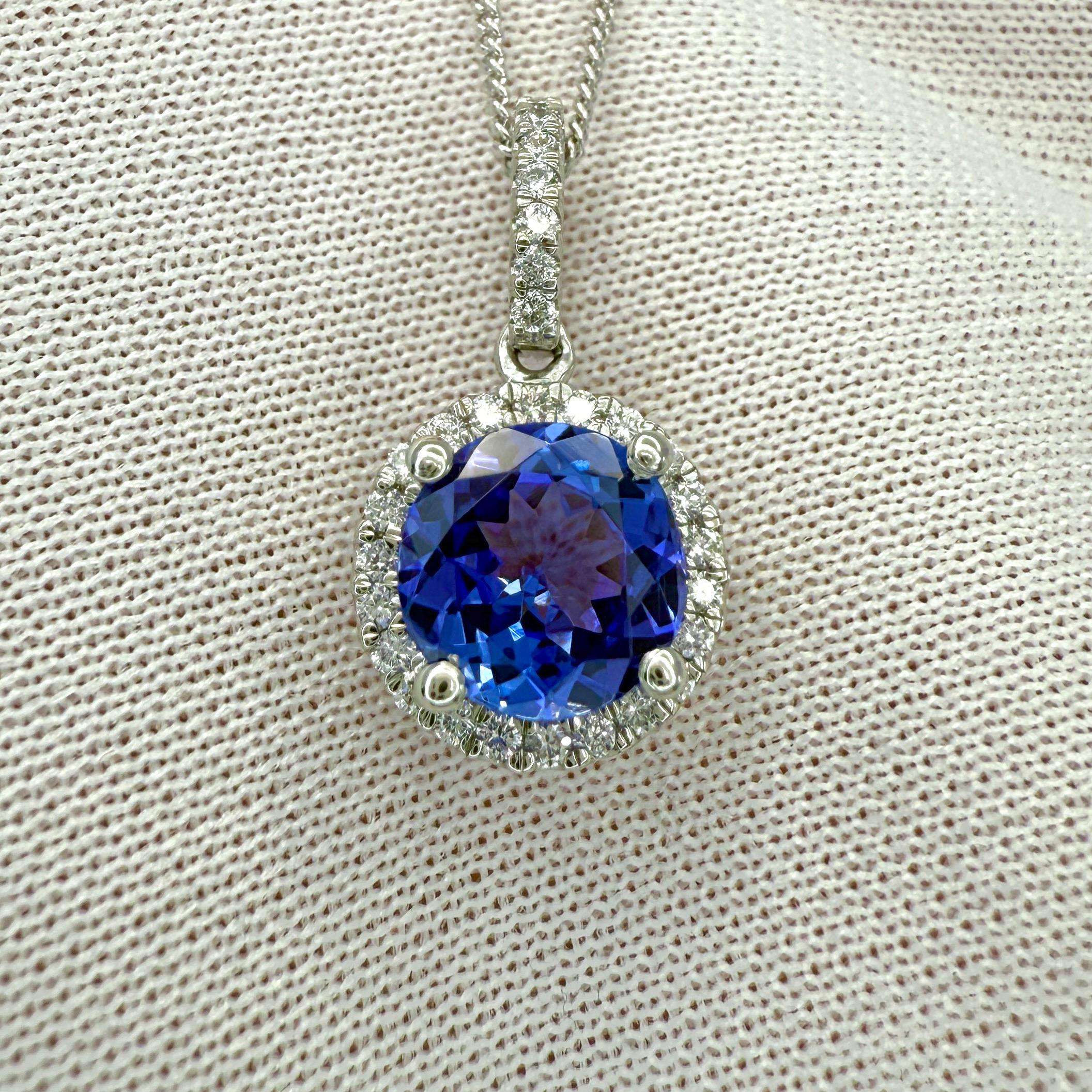 Ciondolo aureolato in platino con tanzanite e diamanti, 1,55 carati di colore blu naturale e viola. In condizioni ottime in vendita a Birmingham, GB