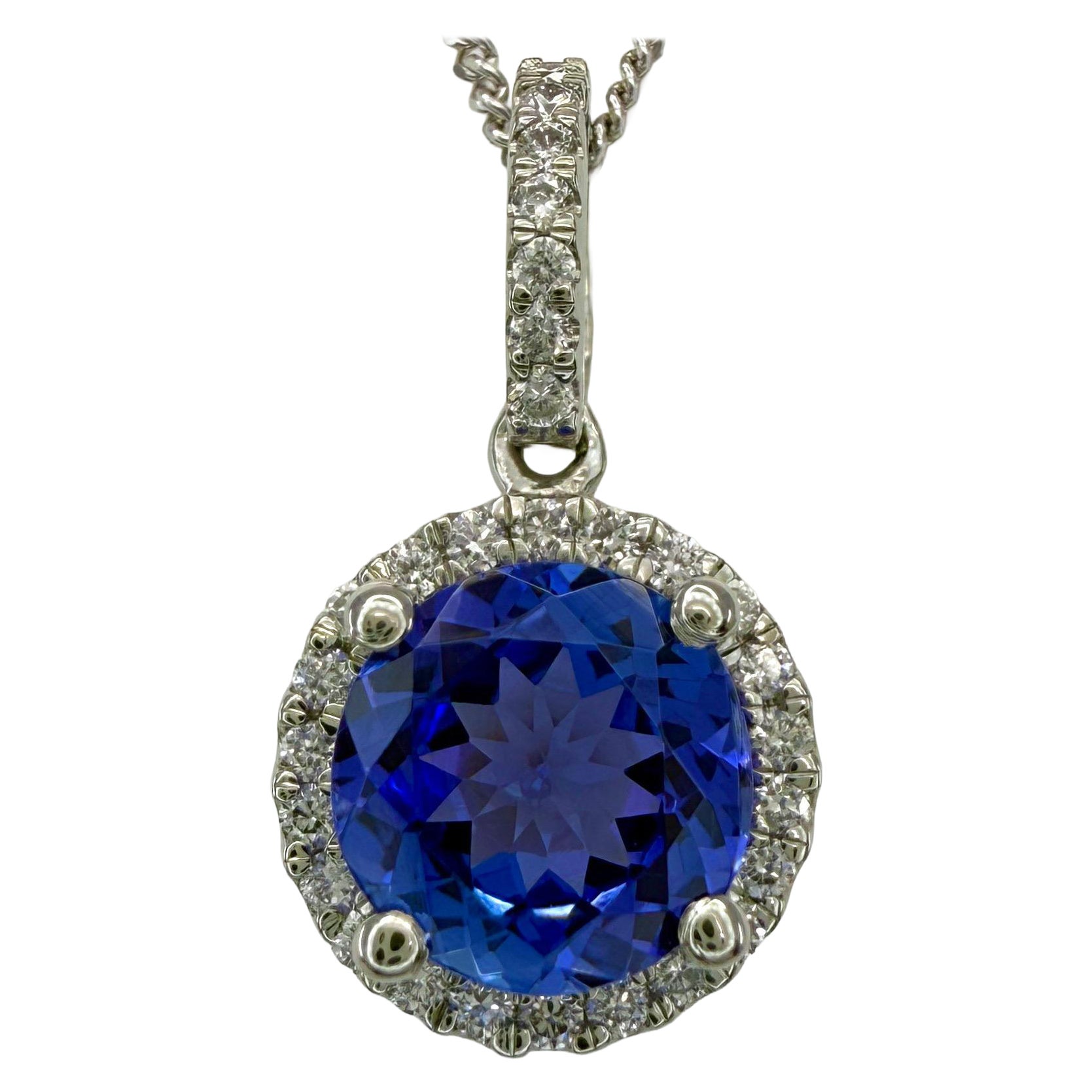 Ciondolo aureolato in platino con tanzanite e diamanti, 1,55 carati di colore blu naturale e viola. in vendita