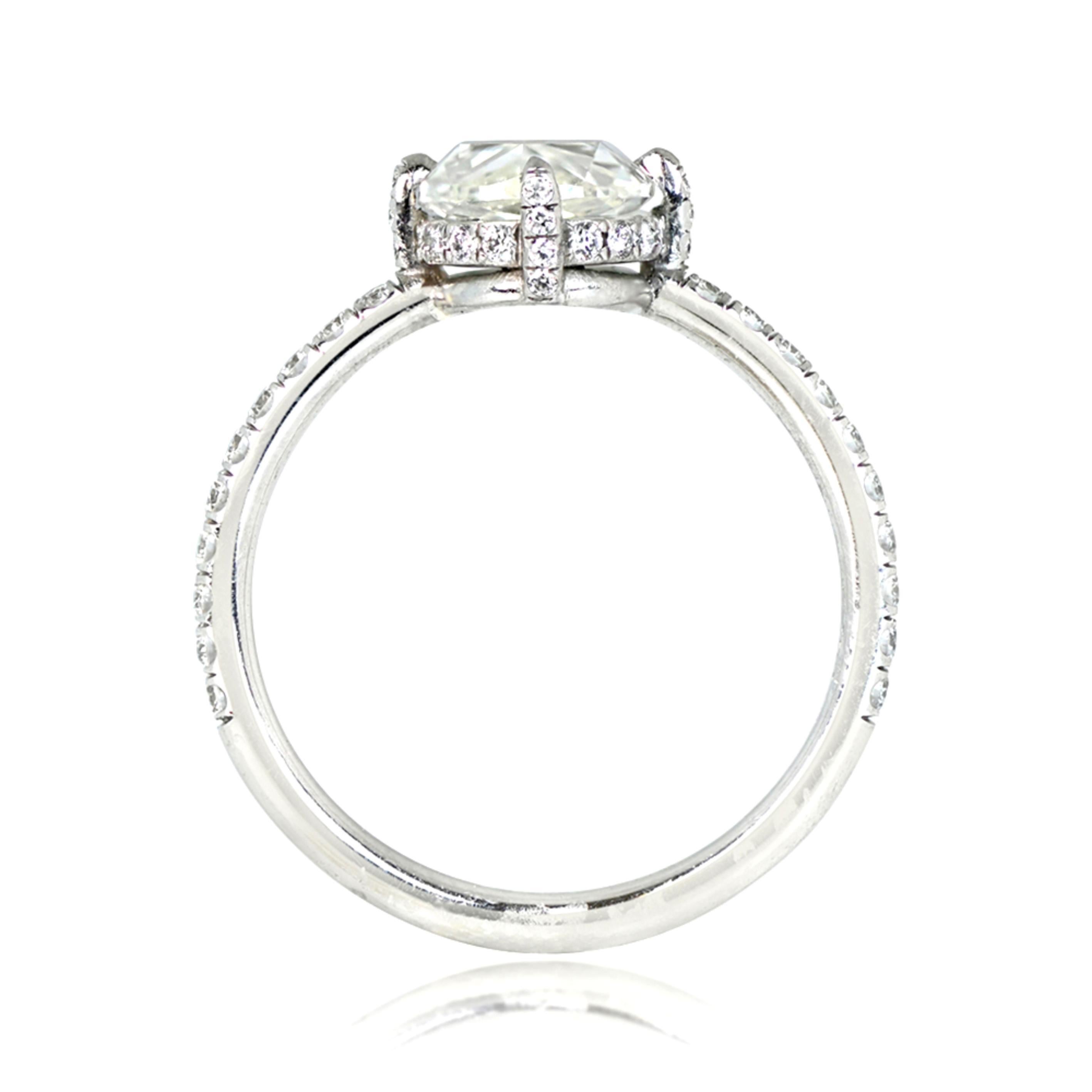 Dieser aus Platin gefertigte Verlobungsring besticht durch einen ovalen Diamanten im Rosenschliff von 1,55 Karat mit der Farbe I und der Reinheit VS1, der in eleganten Zacken gefasst ist. Entlang der Schultern und des Schafts setzen runde Brillanten