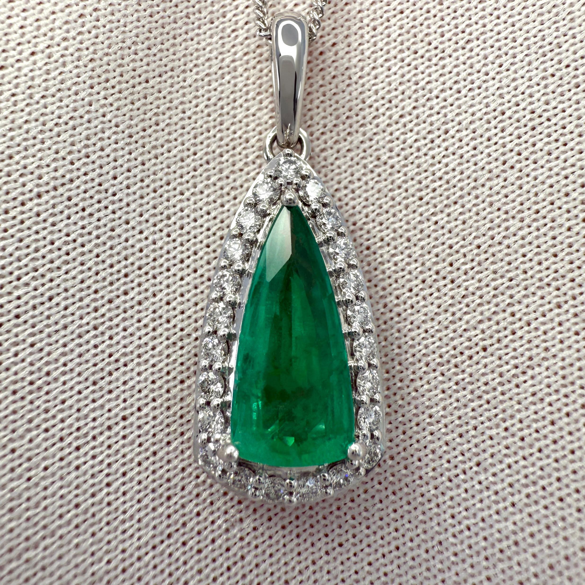 Natürliche Vivid Green Teardrop Cut Smaragd und Diamant 18k White Gold Halo Anhänger Halskette. 1,55 Karat gesamt.

Dieser Anhänger zeigt einen feinen, natürlichen Smaragd mit lebhafter grüner Farbe und einem exzellenten Teadrop-Schliff von 12,8x5,7