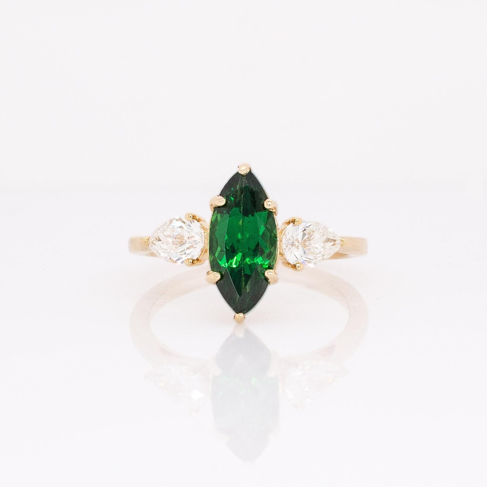 Contemporaneo Anello con tsavorite nord-sud da 1,55 carati e diamanti naturali: Oro massiccio 14k, 11x5mm in vendita