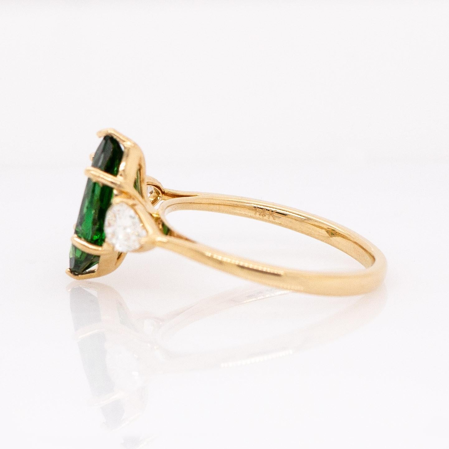 Anello con tsavorite nord-sud da 1,55 carati e diamanti naturali: Oro massiccio 14k, 11x5mm in vendita 1