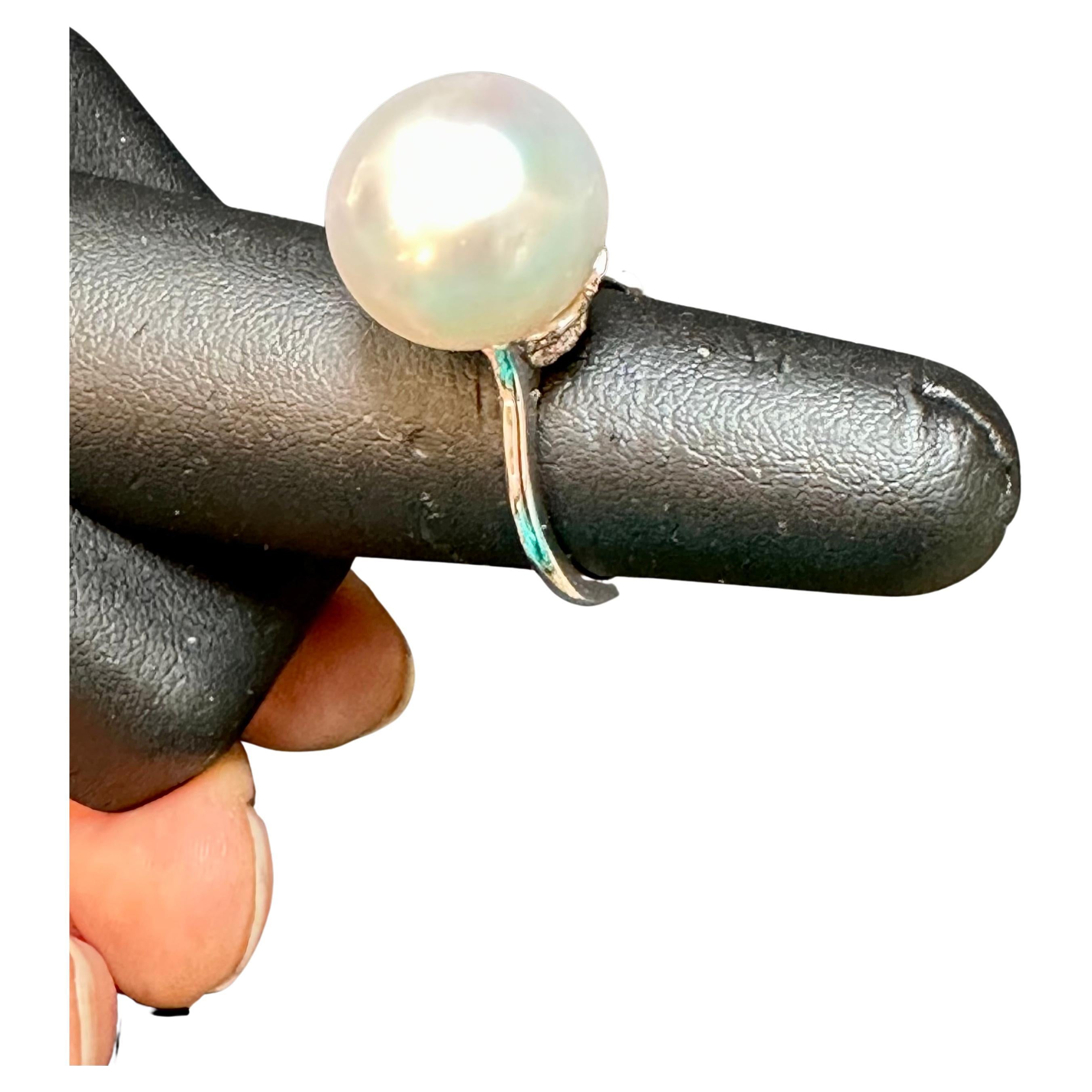 De las mujeres Anillo de 15,5 mm de diamantes y perla blanca redonda de los Mares del Sur en platino de Valentin Magro en venta