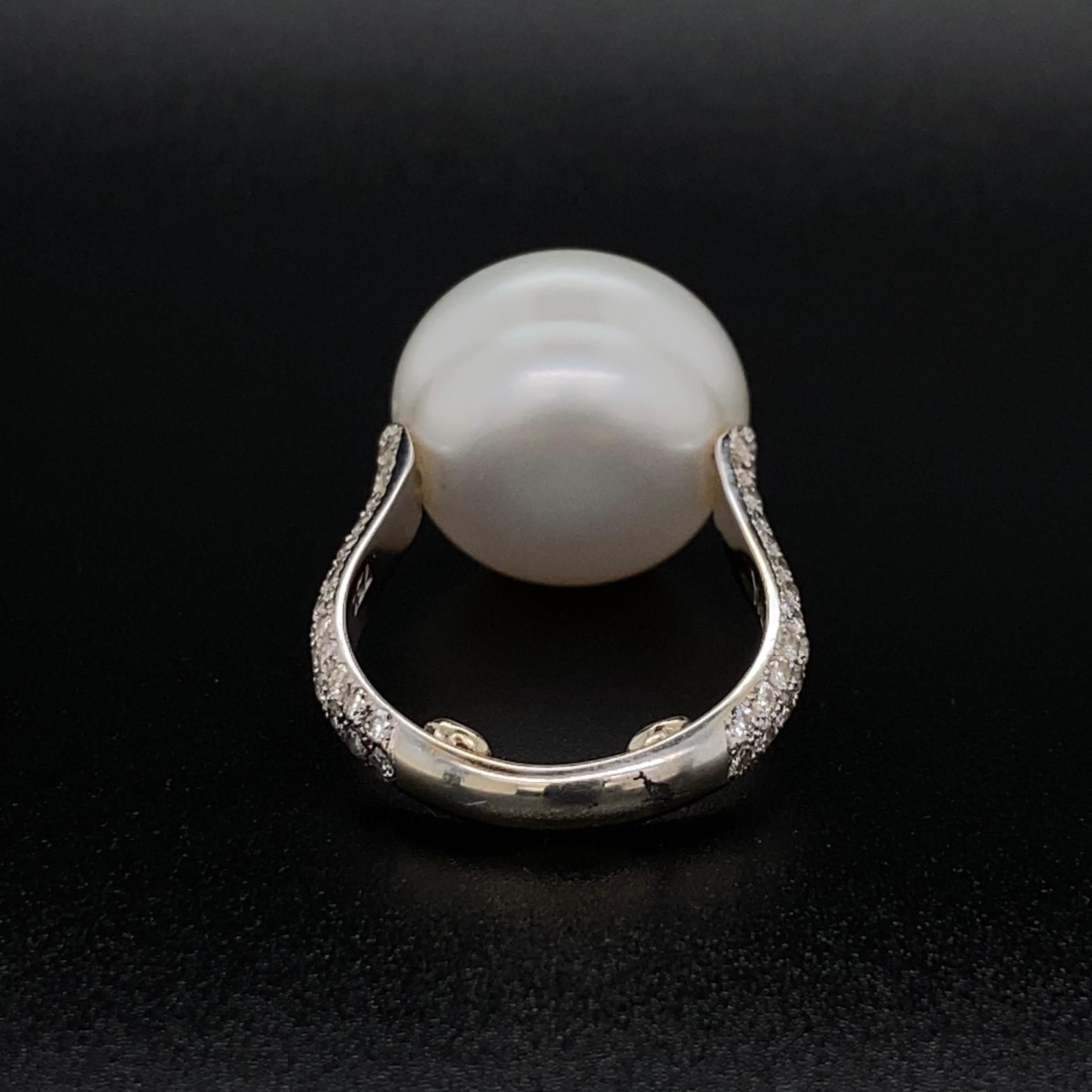 South Sea Pearl and Diamond Gold Ring Estate Fine Jewelry In Excellent Condition For Sale In Montreal, QC