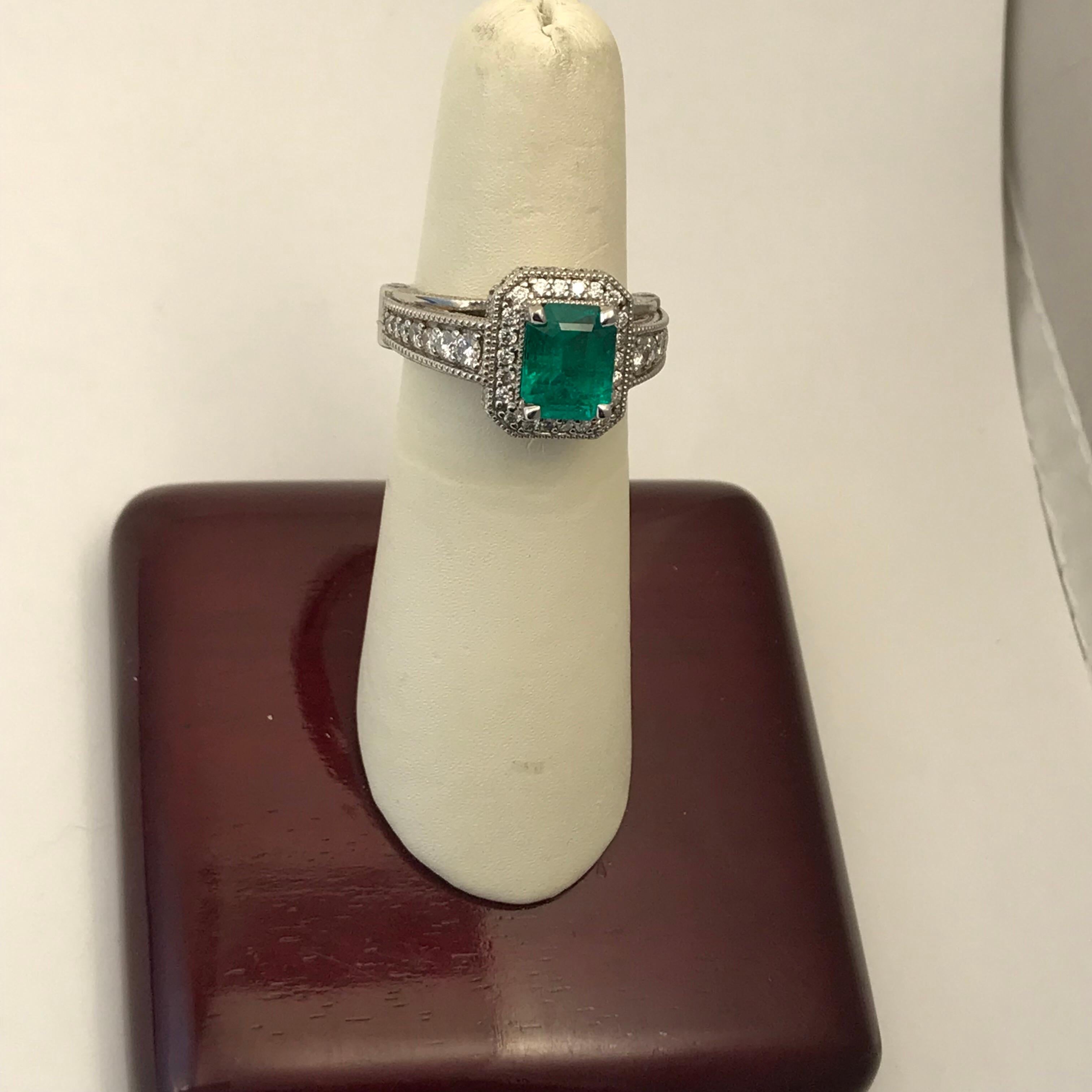 1.56 Carat Colombian Emerald Cocktail Ring Set in 14 Karat White Gold For Sale 4