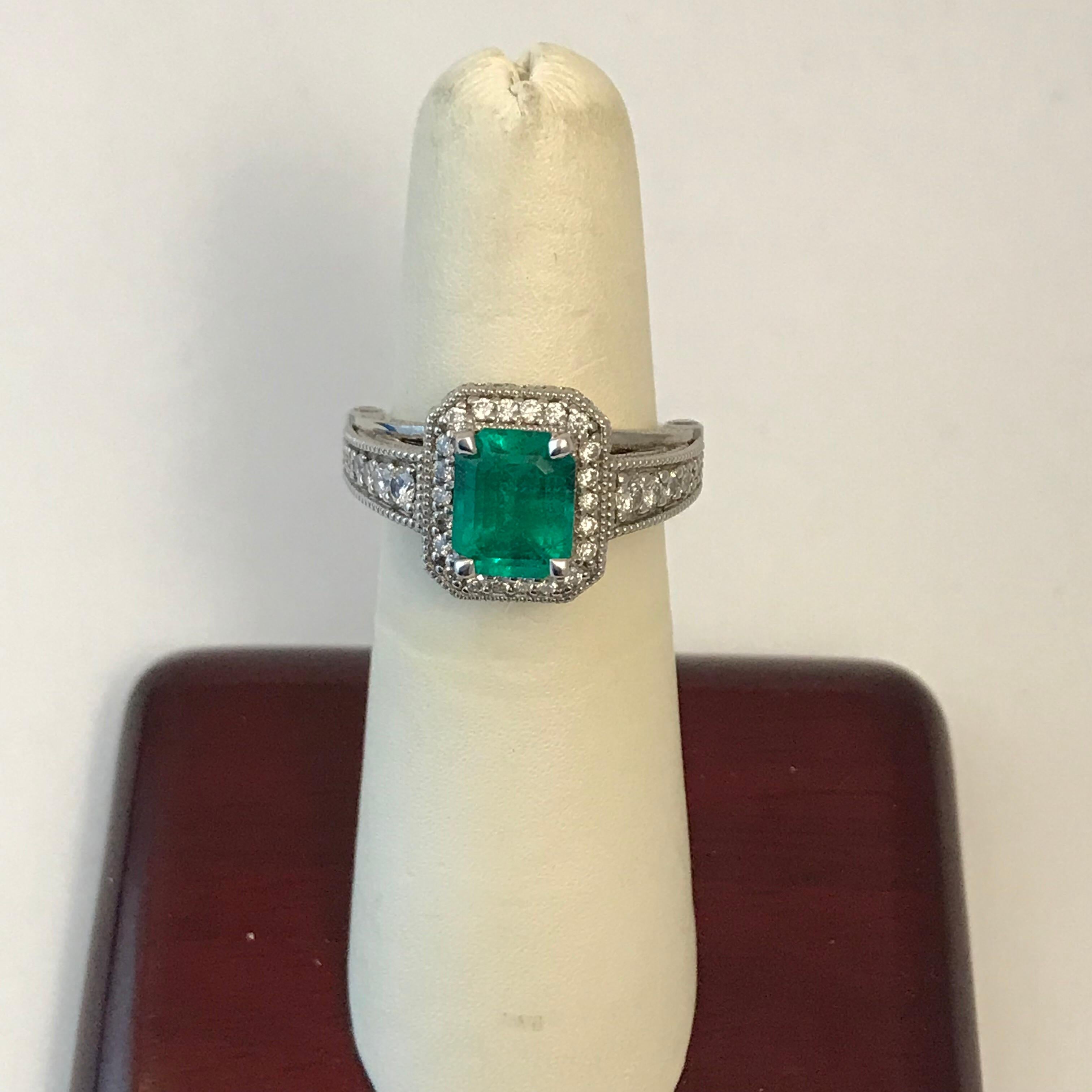 1.56 Carat Colombian Emerald Cocktail Ring Set in 14 Karat White Gold In New Condition For Sale In Austin, TX