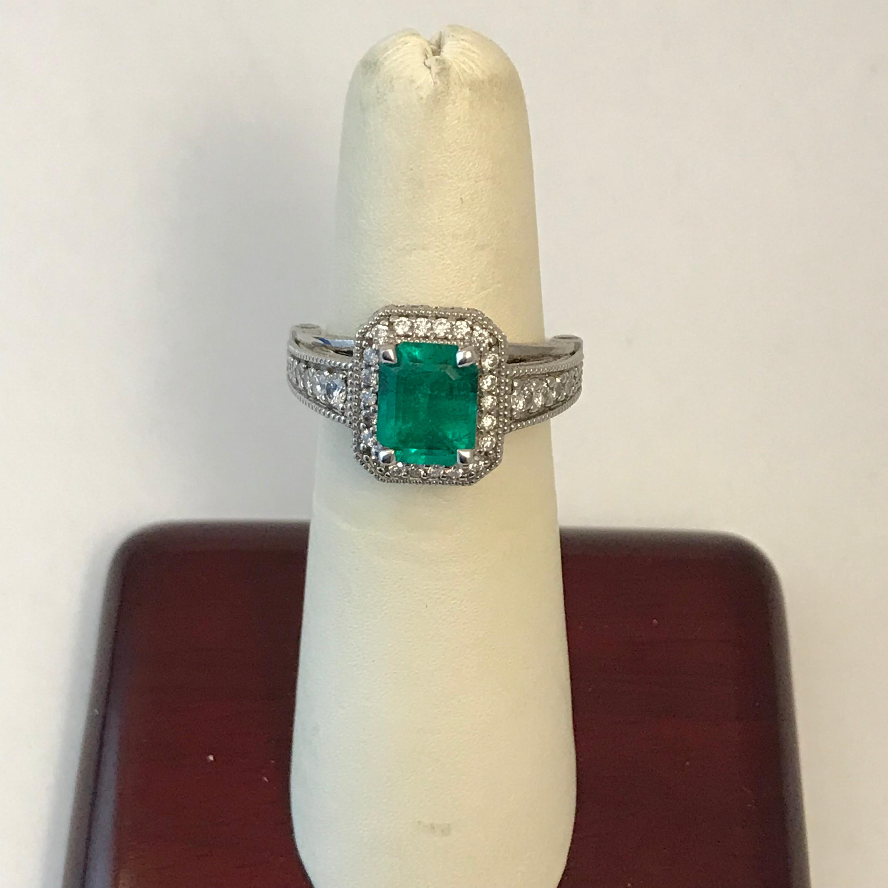Women's 1.56 Carat Colombian Emerald Cocktail Ring Set in 14 Karat White Gold For Sale