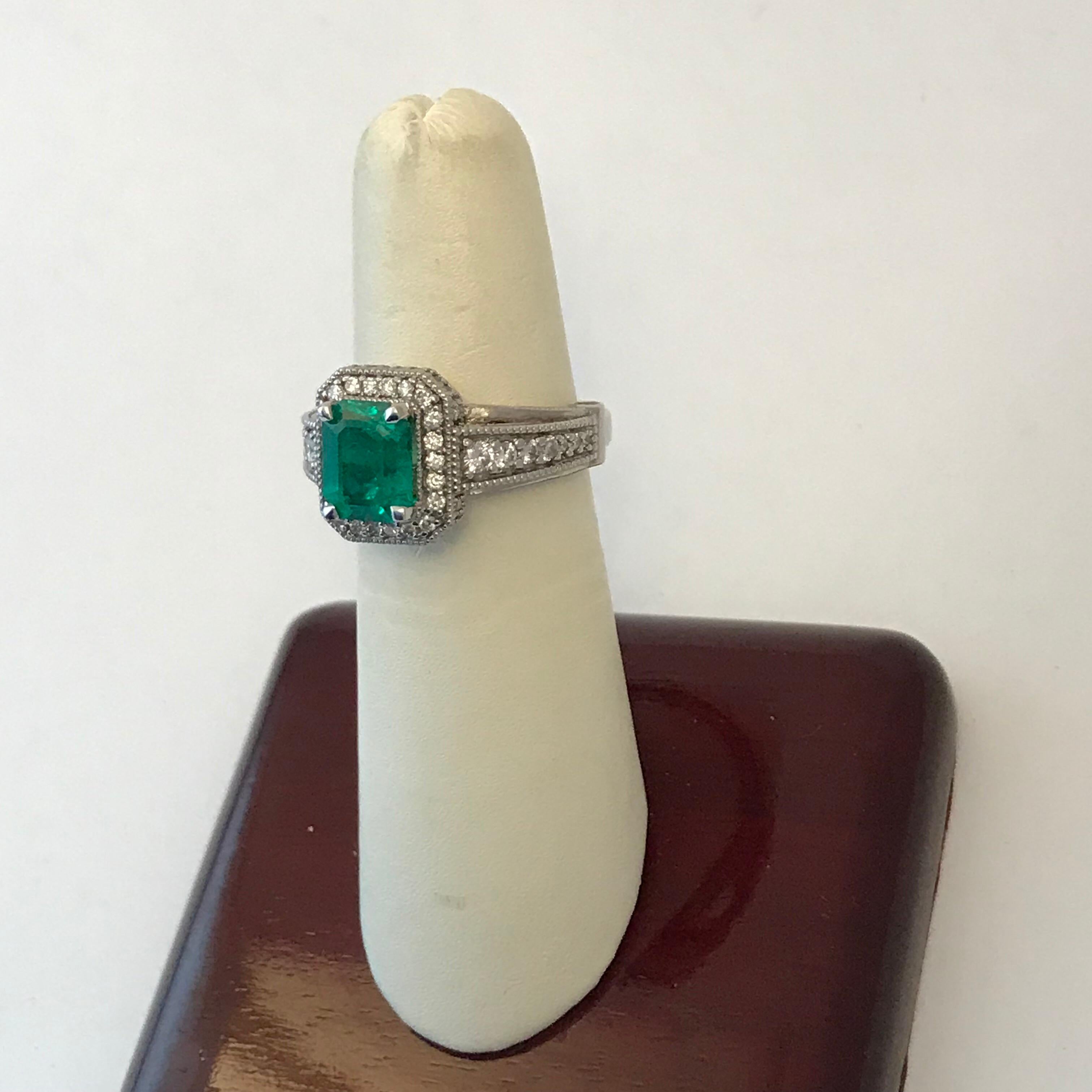 1.56 Carat Colombian Emerald Cocktail Ring Set in 14 Karat White Gold For Sale 1