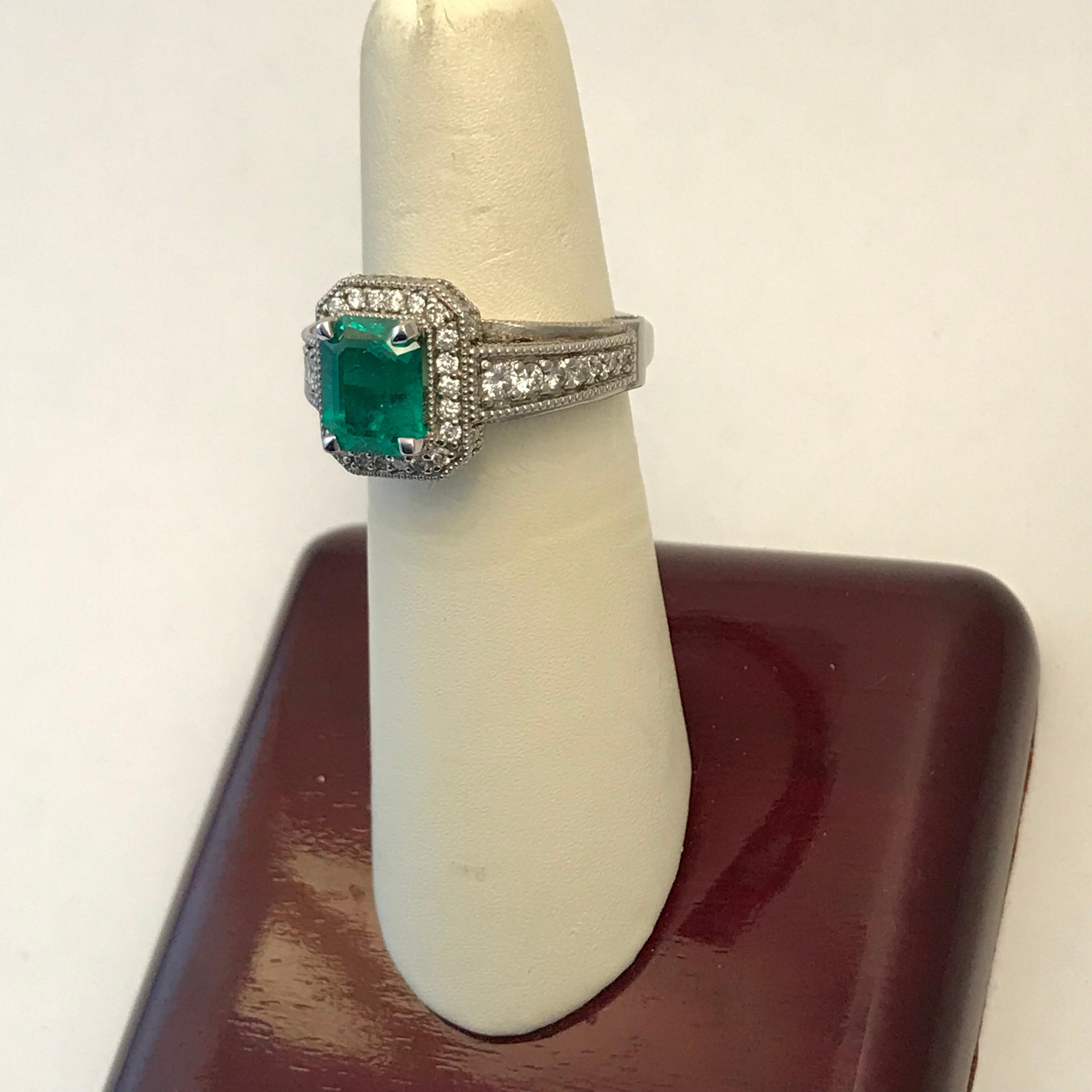 1.56 Carat Colombian Emerald Cocktail Ring Set in 14 Karat White Gold For Sale 2