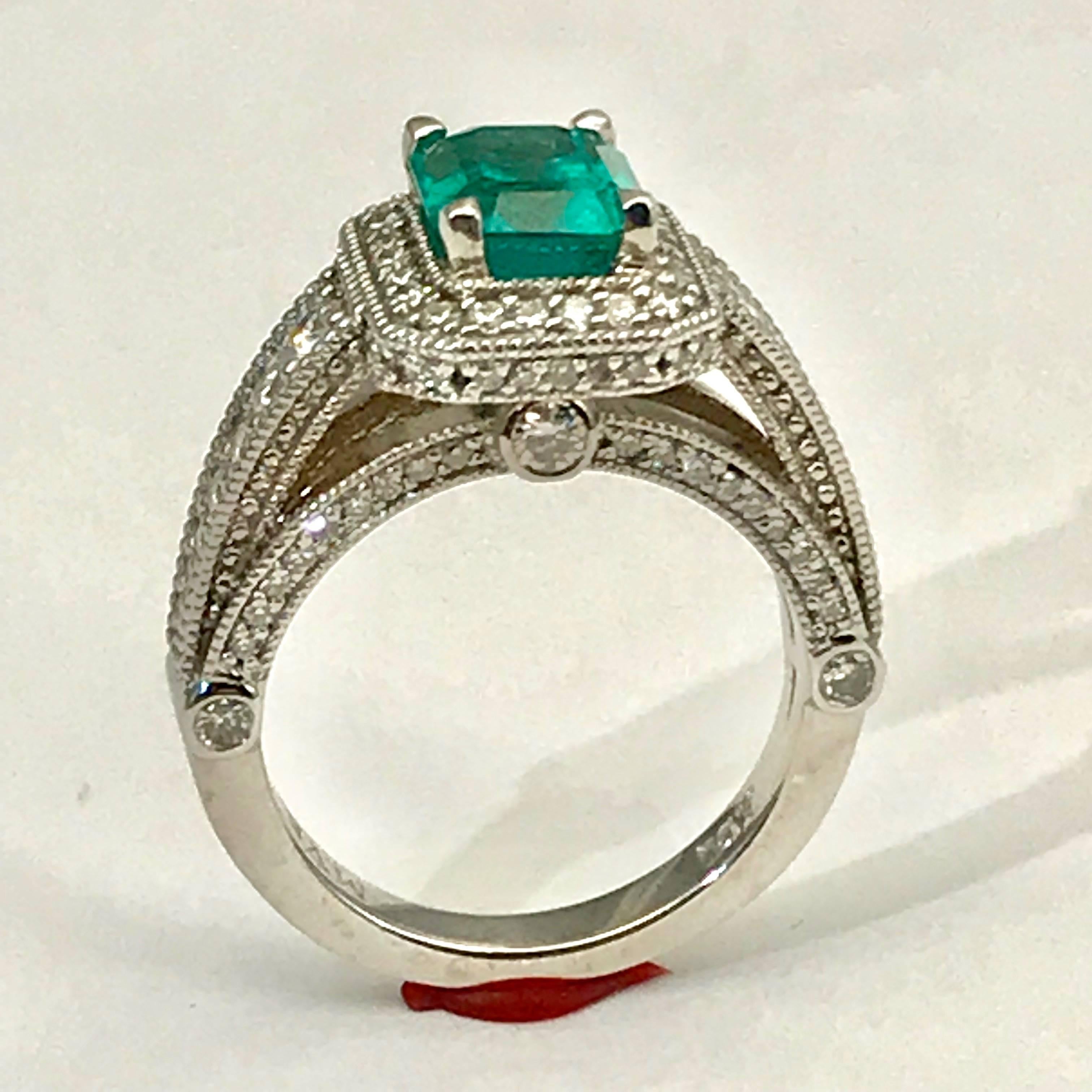 Contemporary 1.56 Carat Colombian Emerald Cocktail Ring Set in 14 Karat White Gold For Sale