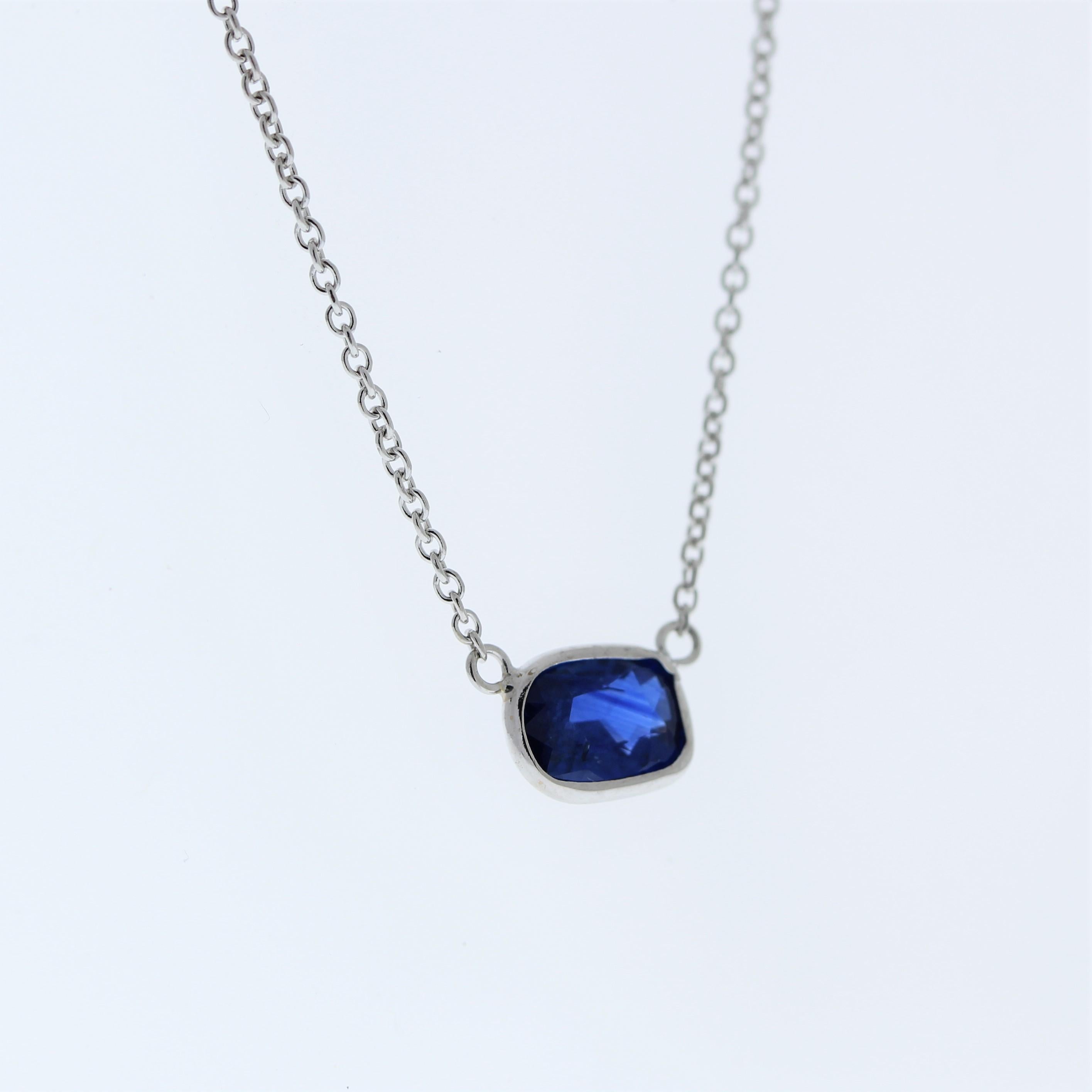 Die Halskette besteht aus einem blauen Saphir im Kissenschliff von 1,56 Karat, der in einen Anhänger oder eine Fassung aus 14 Karat Weißgold gefasst ist. Der Kissenschliff und die Farbe des blauen Saphirs in der Weißgoldfassung sind geeignet, ein