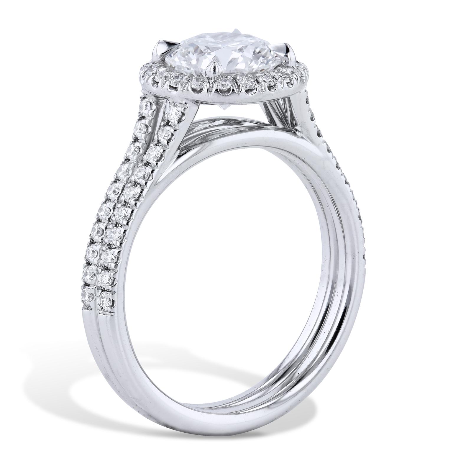 Taglio rotondo Anello di fidanzamento in platino con diamante certificato GIA da 1,56 carati con incastonatura aureolata in vendita