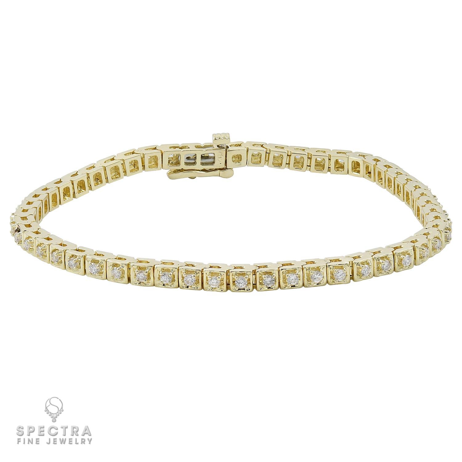 Un bracelet tennis de grande classe comprenant 52 diamants pesant un total de 1,56 carats.
Chaque diamant pèse 0,03 carat.
Les diamants ne sont pas certifiés, la plupart sont de couleur H-I et de pureté VS-SI.
7 pouces de long. 
Or jaune 14k, poids