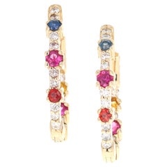 Orecchini a cerchio in oro giallo con diamante multicolore e zaffiro da 1,56 carati