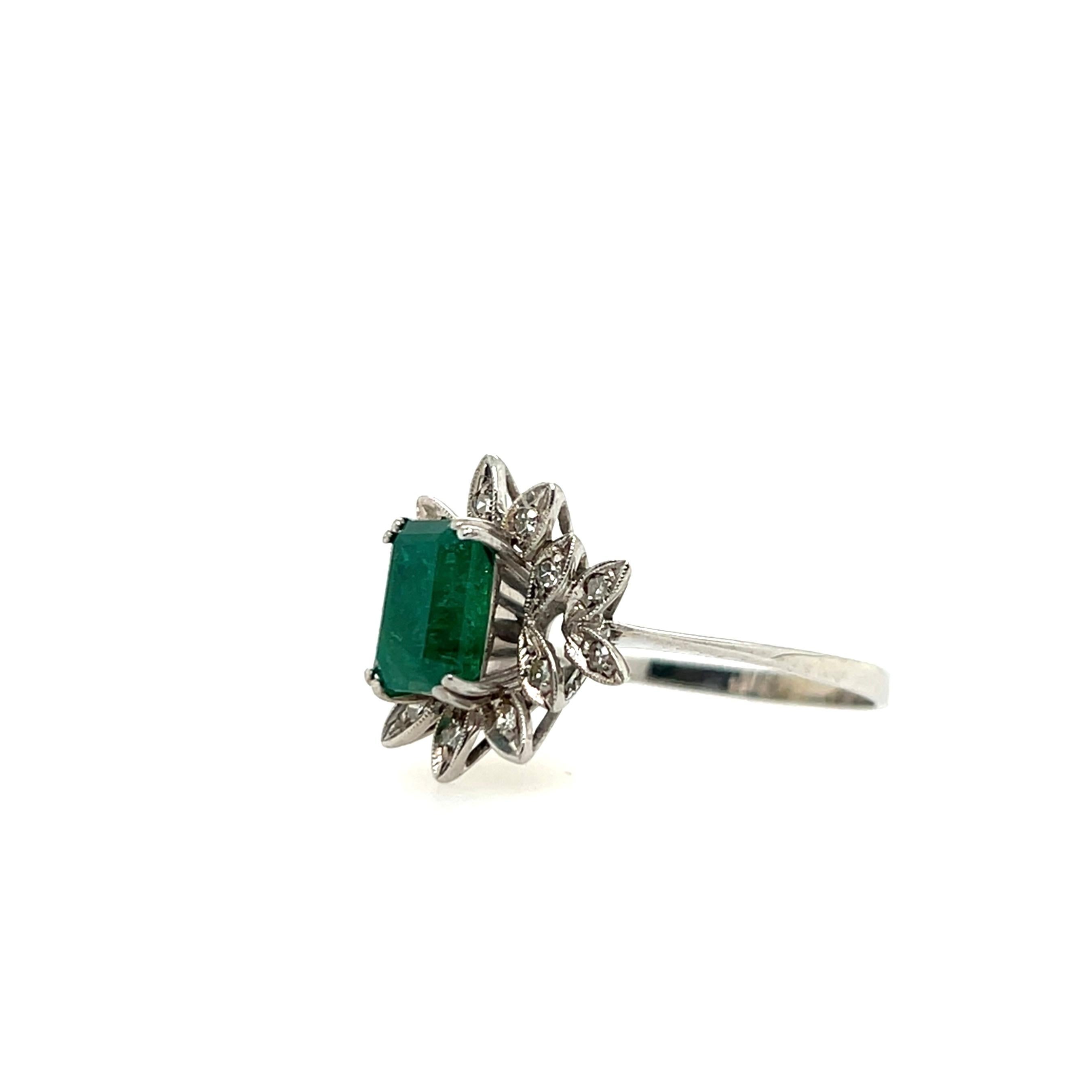 1,56 Karat Smaragd und Diamant Weißgold Cluster-Ring mit Blumenmotiv aus Weißgold (Smaragdschliff) im Angebot