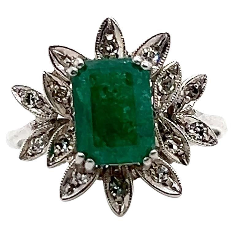 Esmeralda de 1,56 quilates y diamante de oro blanco Anillo en racimo con motivo floral