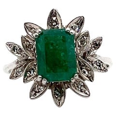 Esmeralda de 1,56 quilates y diamante de oro blanco Anillo en racimo con motivo floral