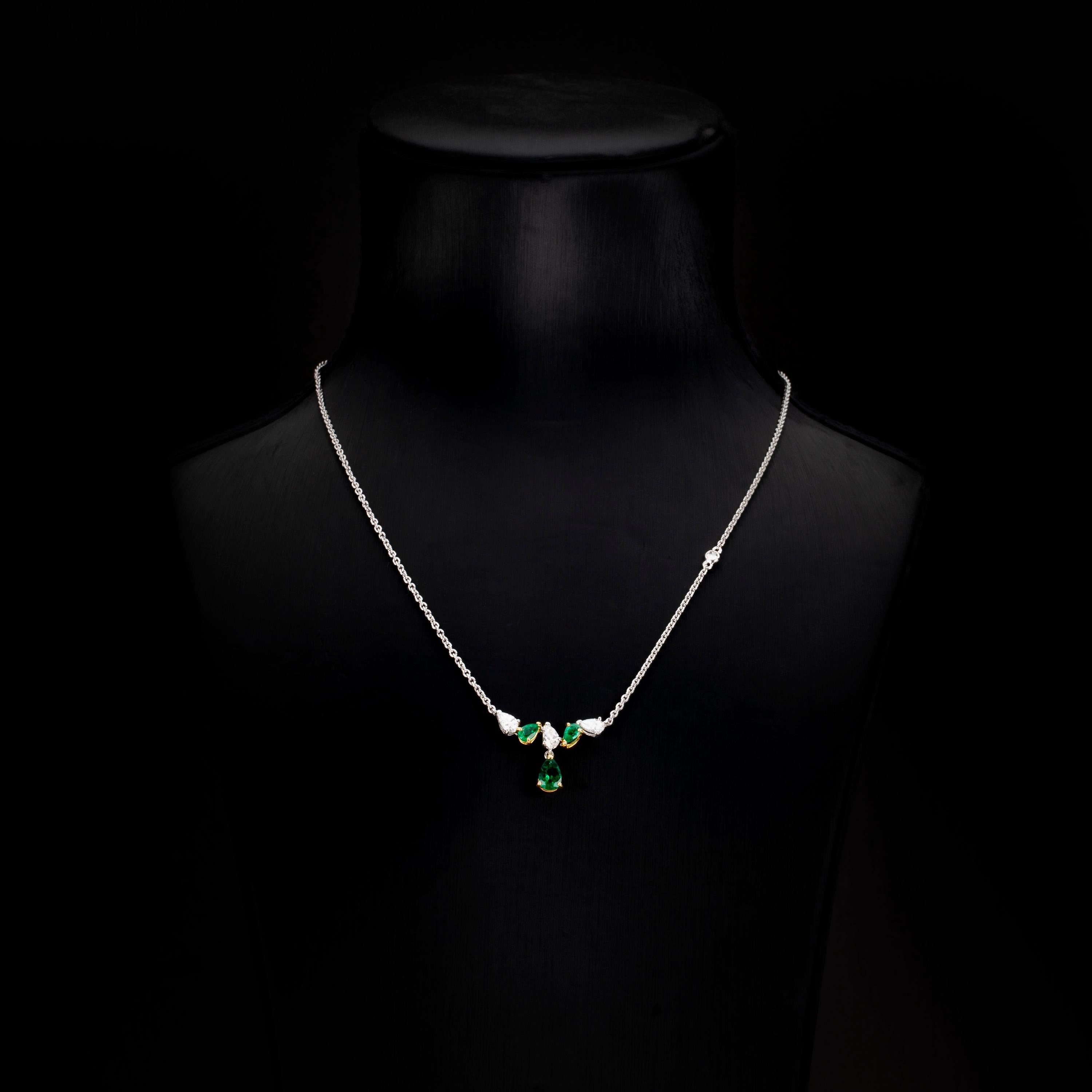 Contemporain 1.56 Carat Emerald Diamond 18 Karat Gold Pear Drop Pendant Necklace en vente