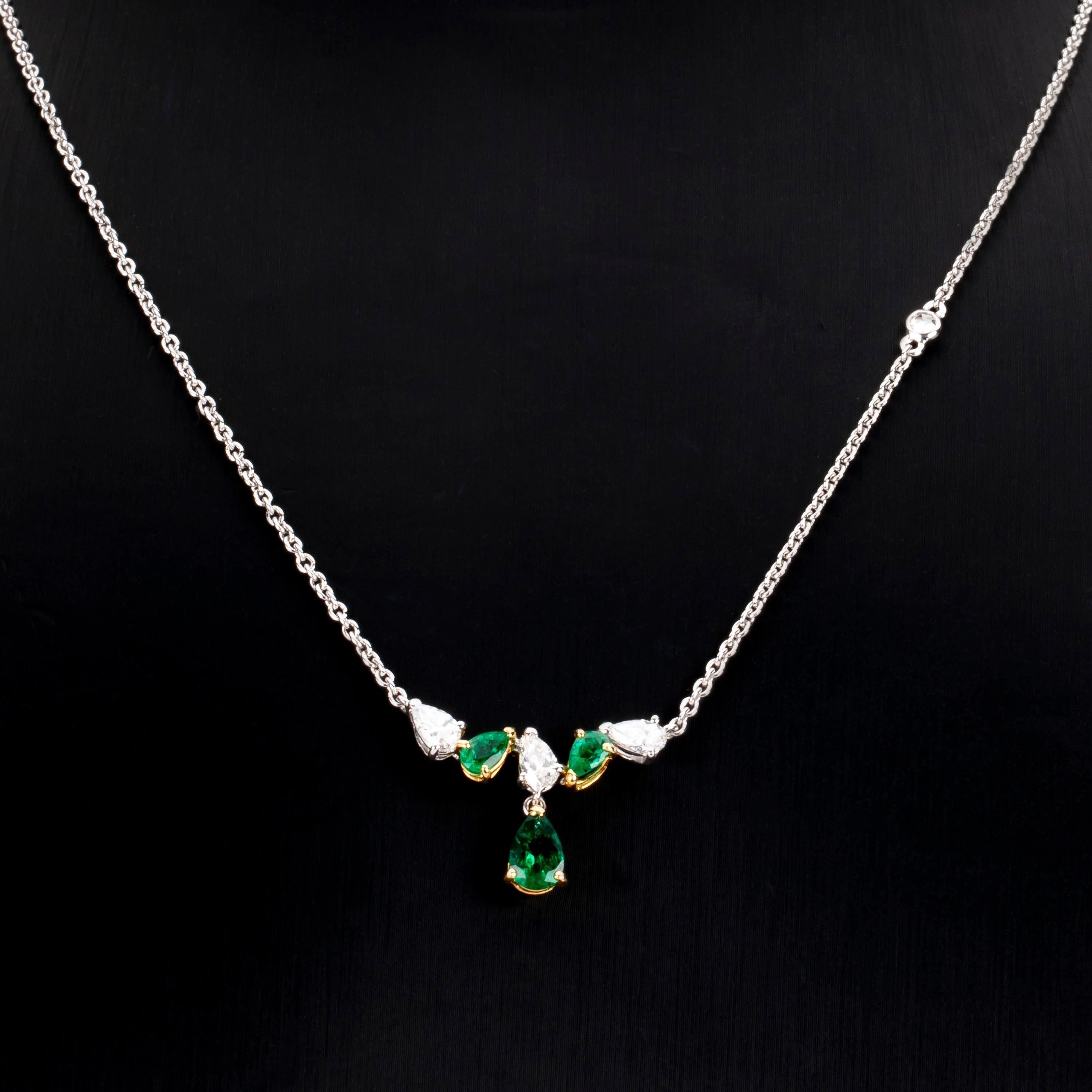 Taille poire 1.56 Carat Emerald Diamond 18 Karat Gold Pear Drop Pendant Necklace en vente