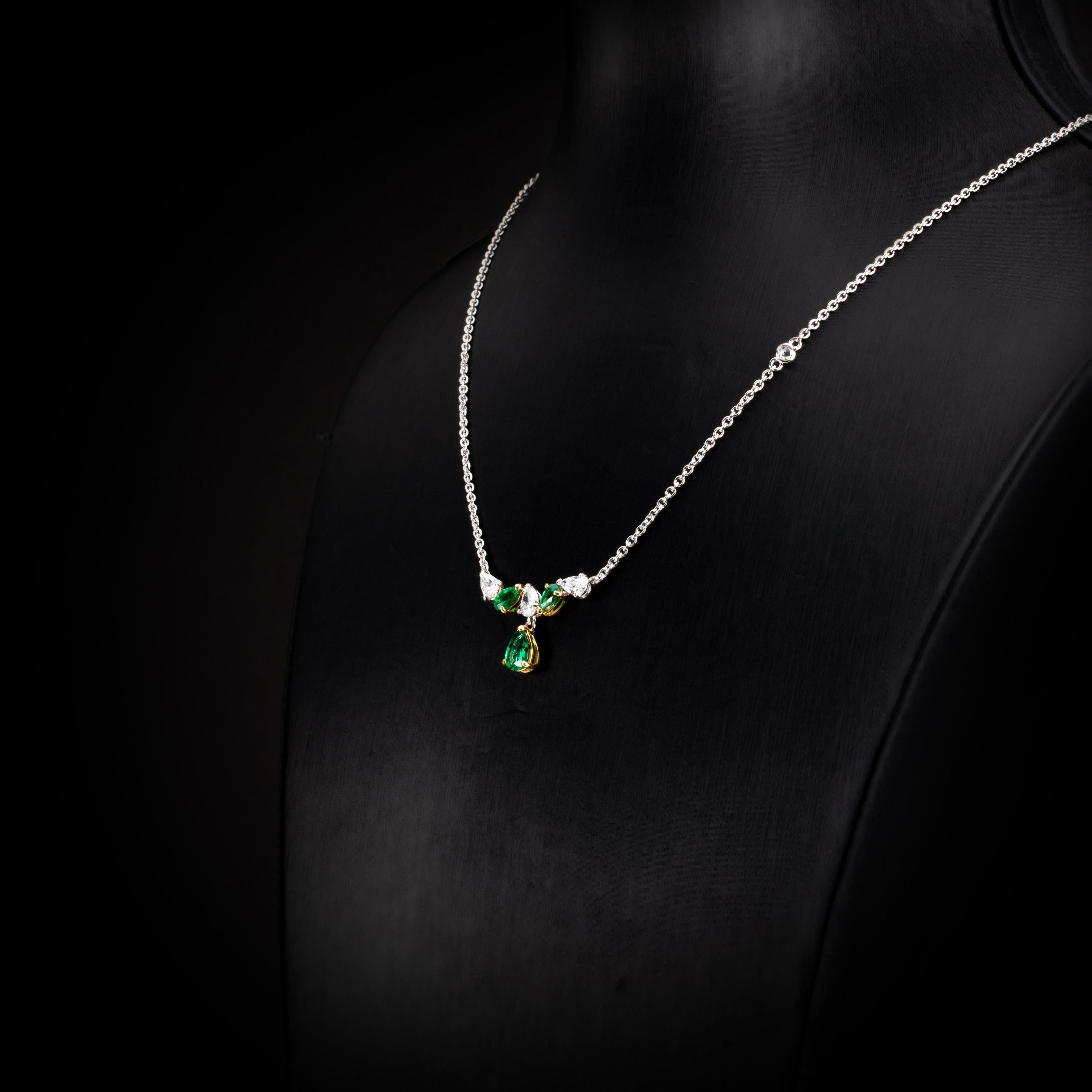 1.56 Carat Emerald Diamond 18 Karat Gold Pear Drop Pendant Necklace Neuf - En vente à Hong Kong, Kowloon