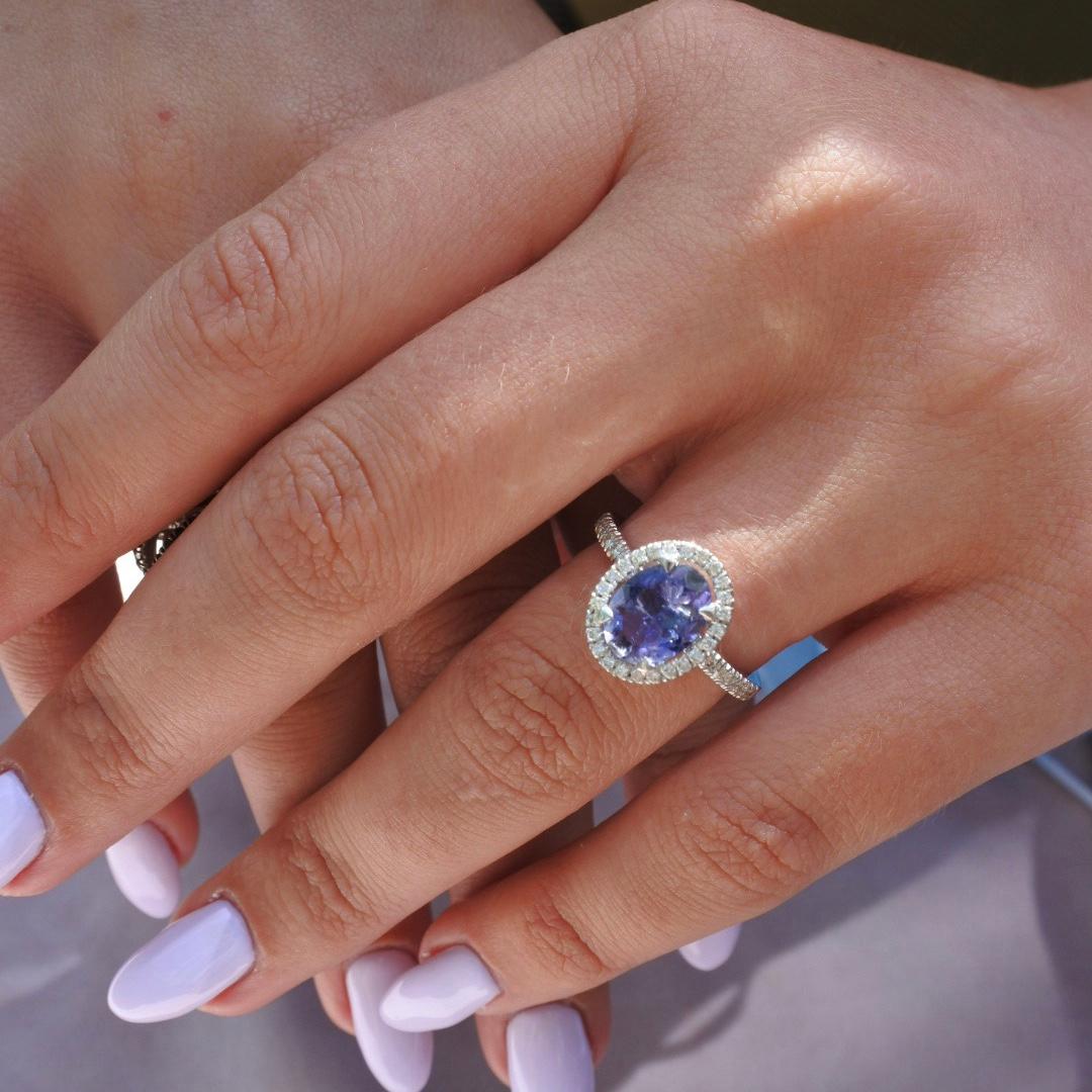 1.56 Carat Oval Tanzanite and Diamonds Halo Ring in White Gold - Shlomit Rogel In New Condition For Sale In Ramatgan, IL