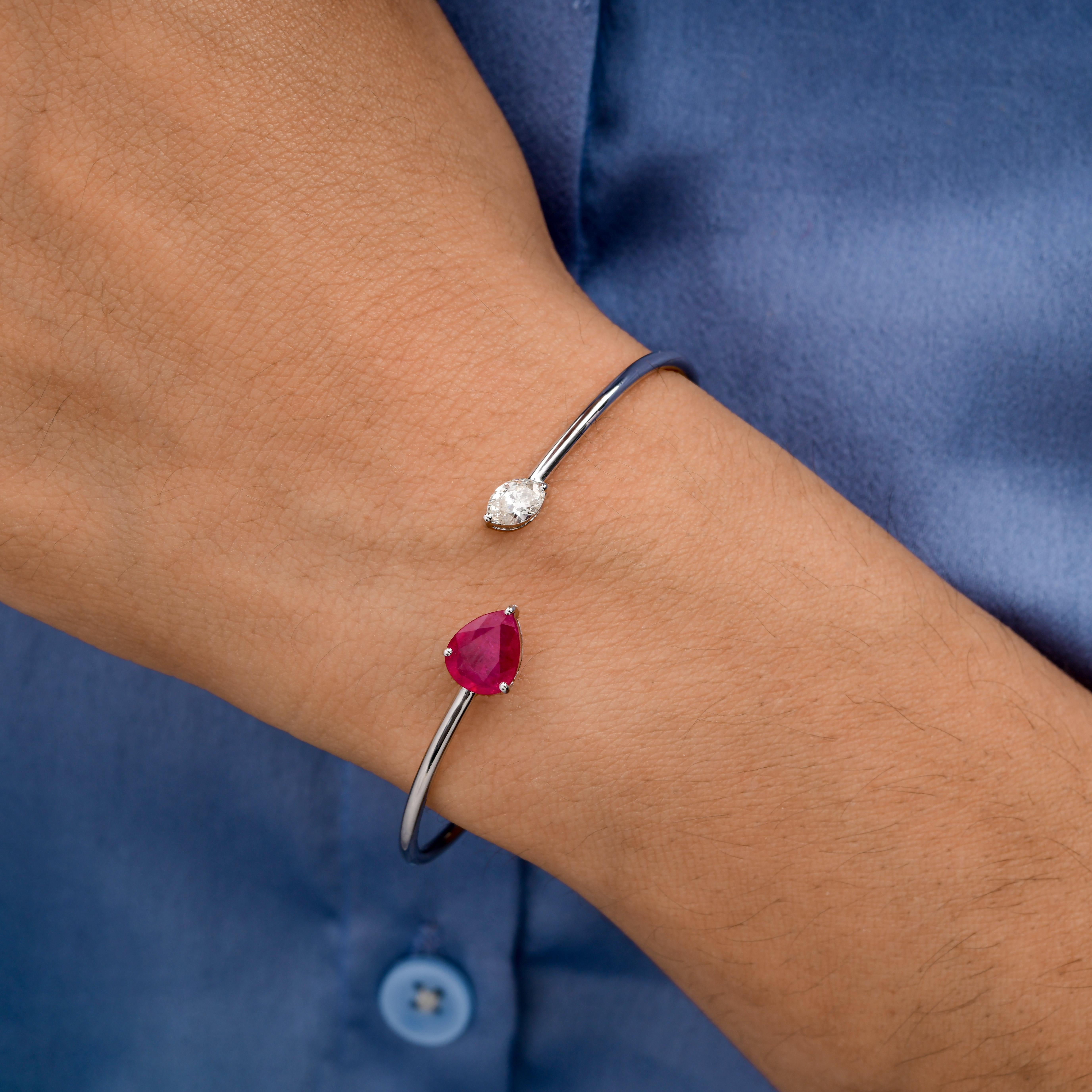 Moderne 1.56 Carat Pear Ruby 0.42 Carat Diamond Cuff Bangle Bracelet en or blanc 18 carats en vente