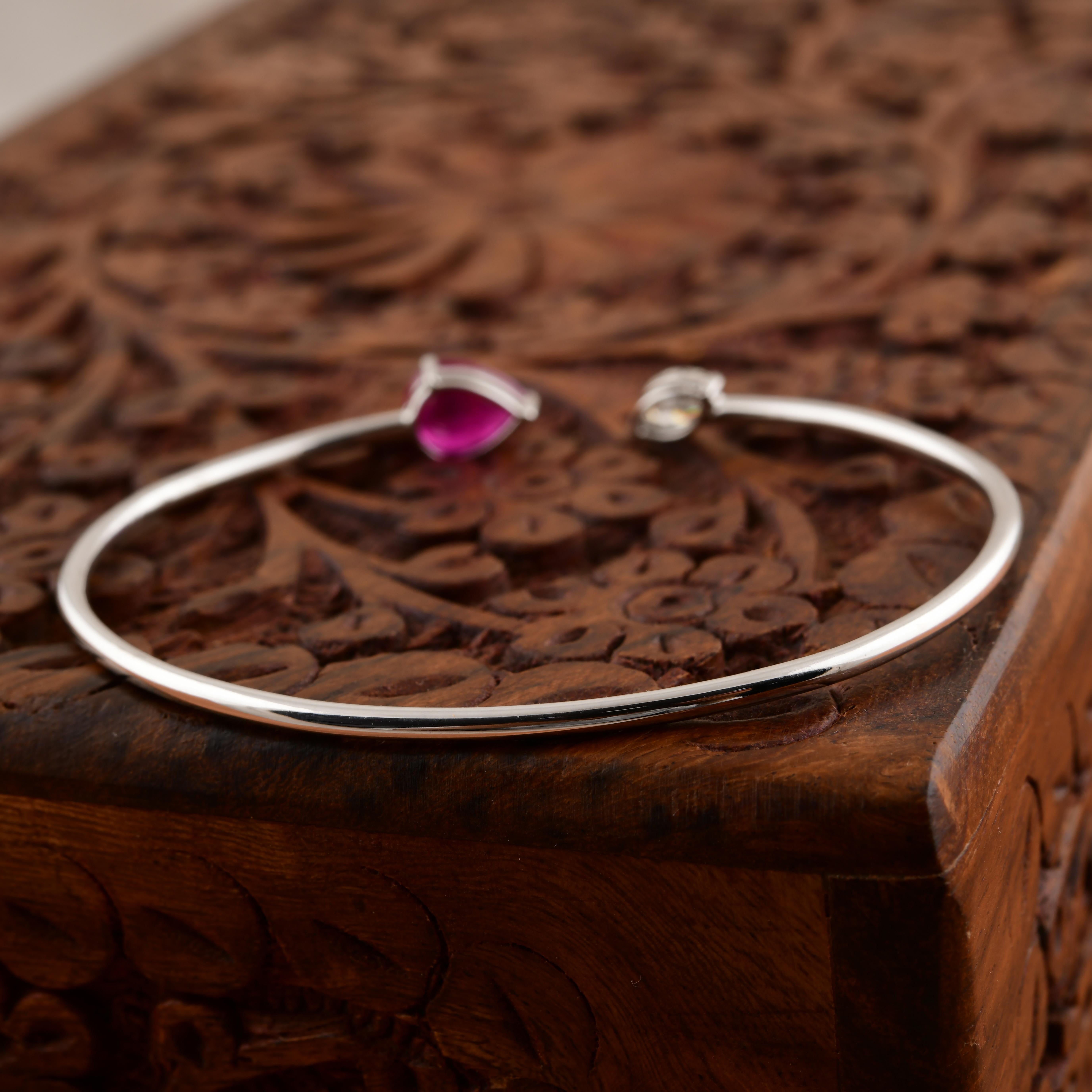 1.56 Carat Pear Ruby 0.42 Carat Diamond Cuff Bangle Bracelet en or blanc 18 carats Neuf - En vente à Diera, Dubai