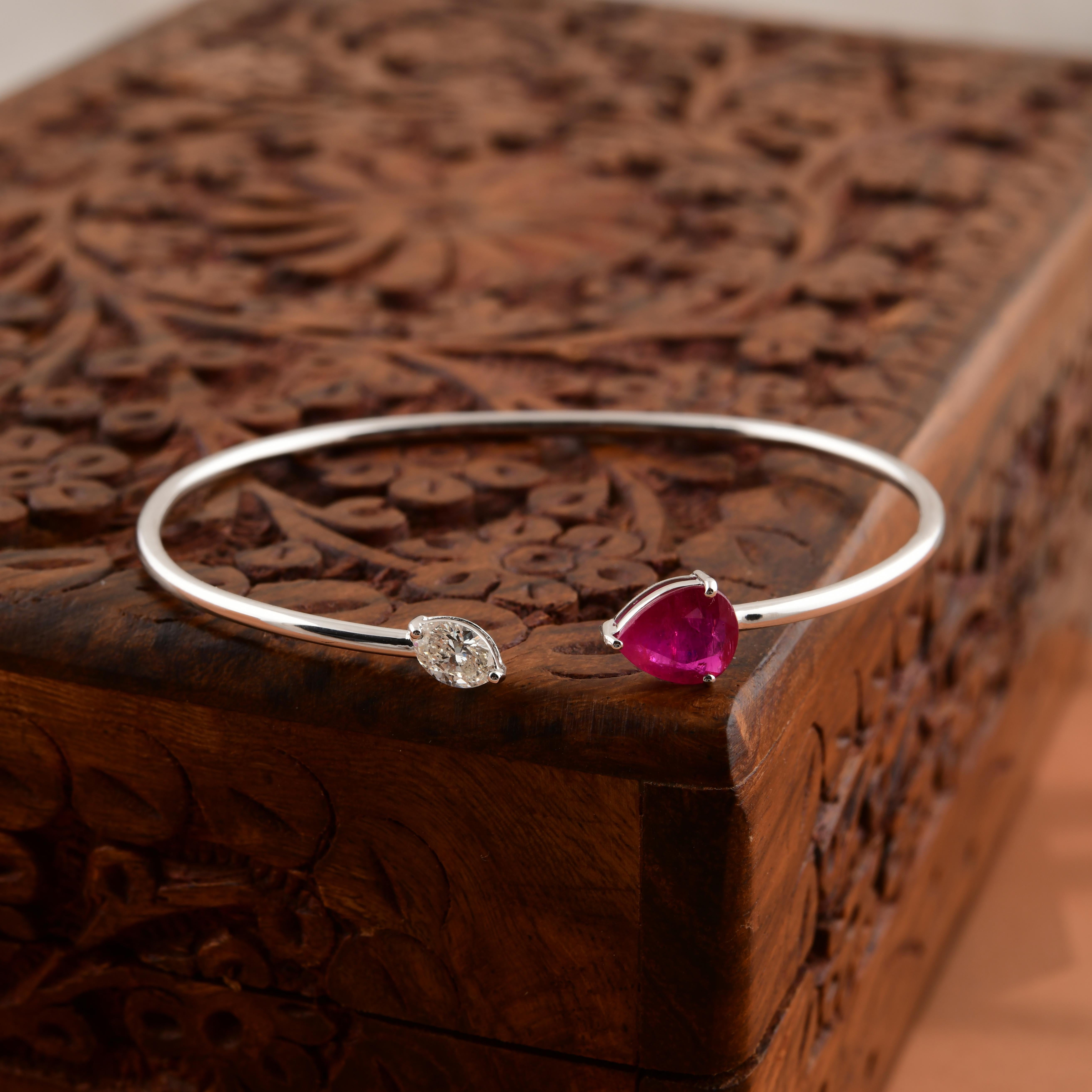 1.56 Carat Pear Ruby 0.42 Carat Diamond Cuff Bangle Bracelet en or blanc 18 carats en vente 1