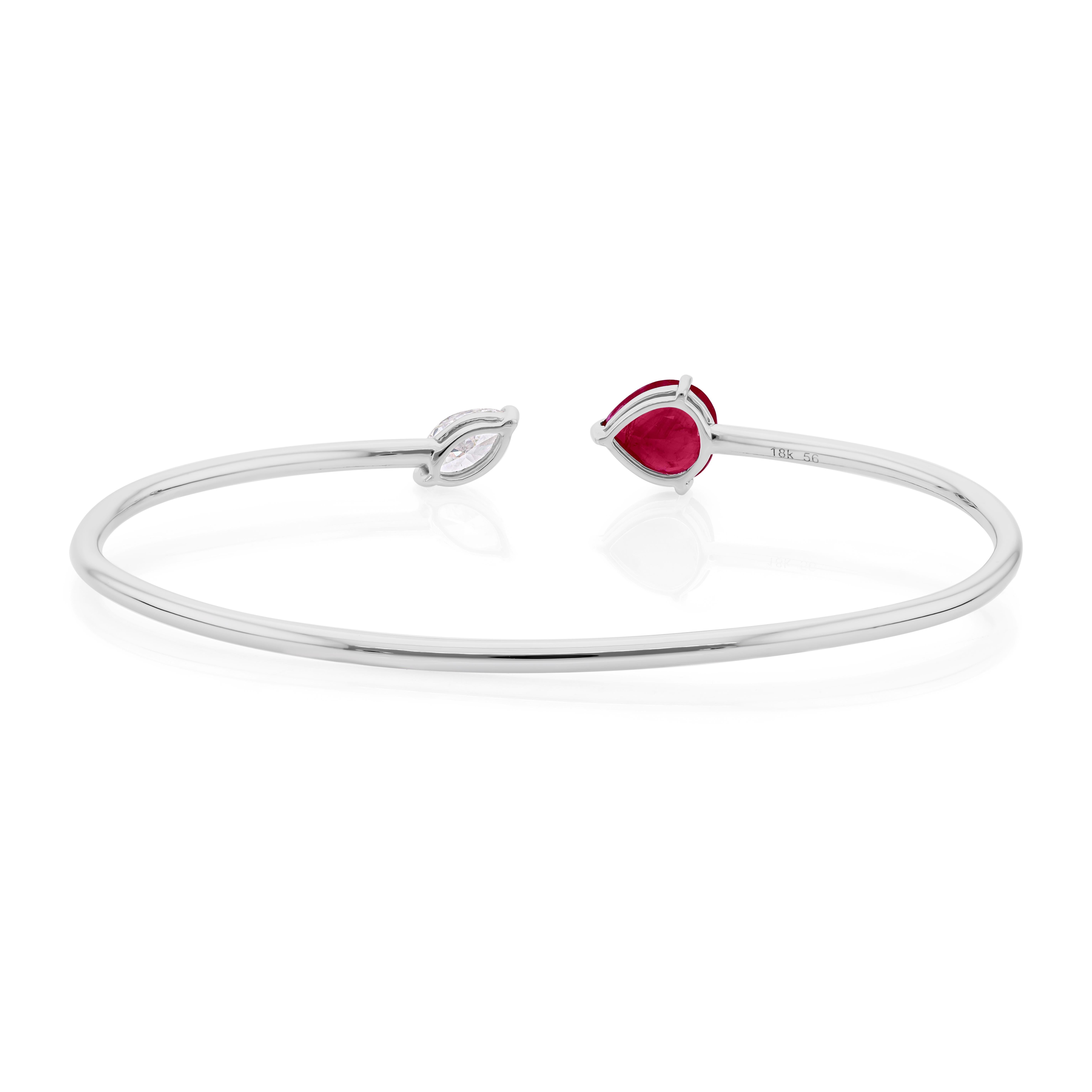 1.56 Carat Pear Ruby 0.42 Carat Diamond Cuff Bangle Bracelet en or blanc 18 carats en vente 2