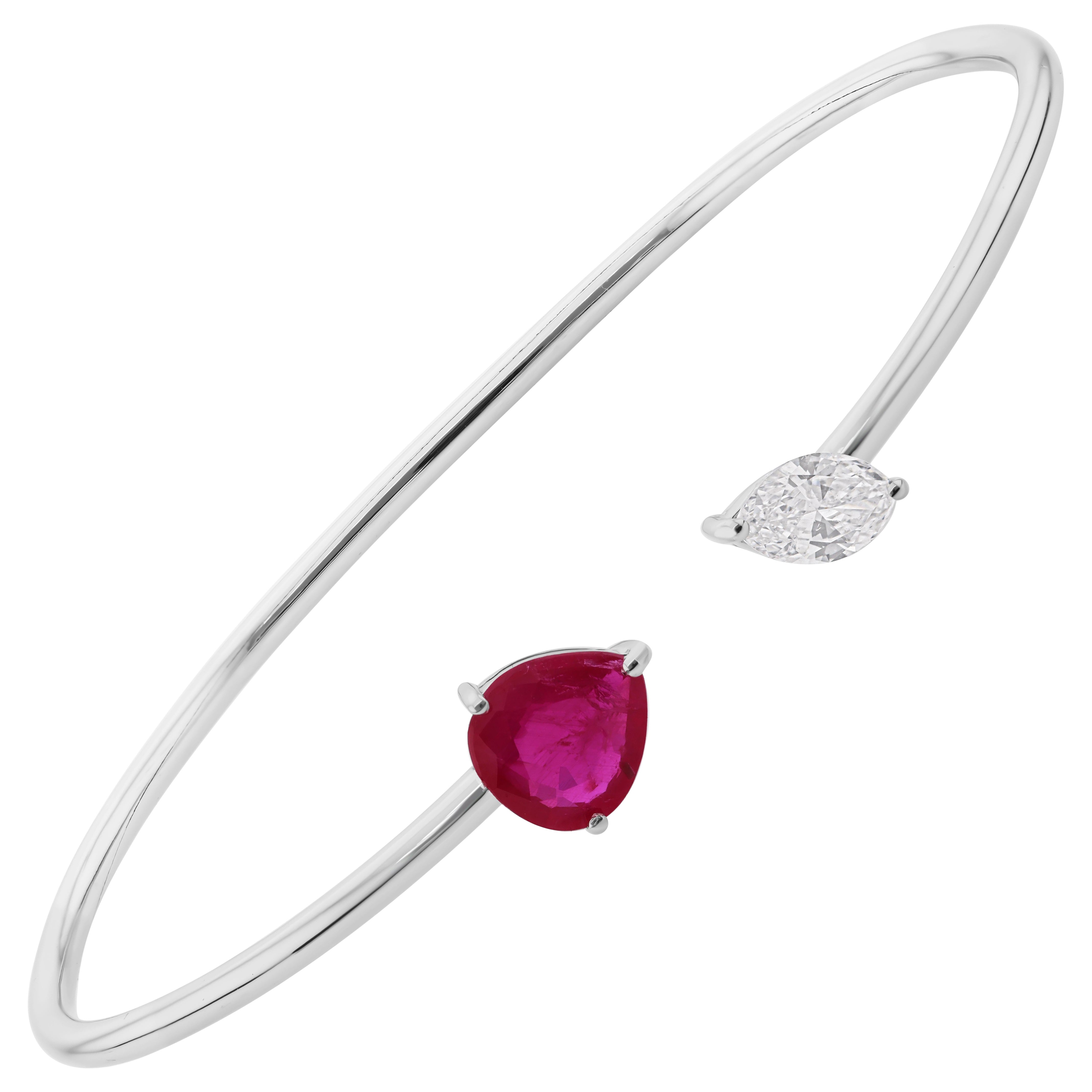 1.56 Carat Pear Ruby 0.42 Carat Diamond Cuff Bangle Bracelet en or blanc 18 carats en vente