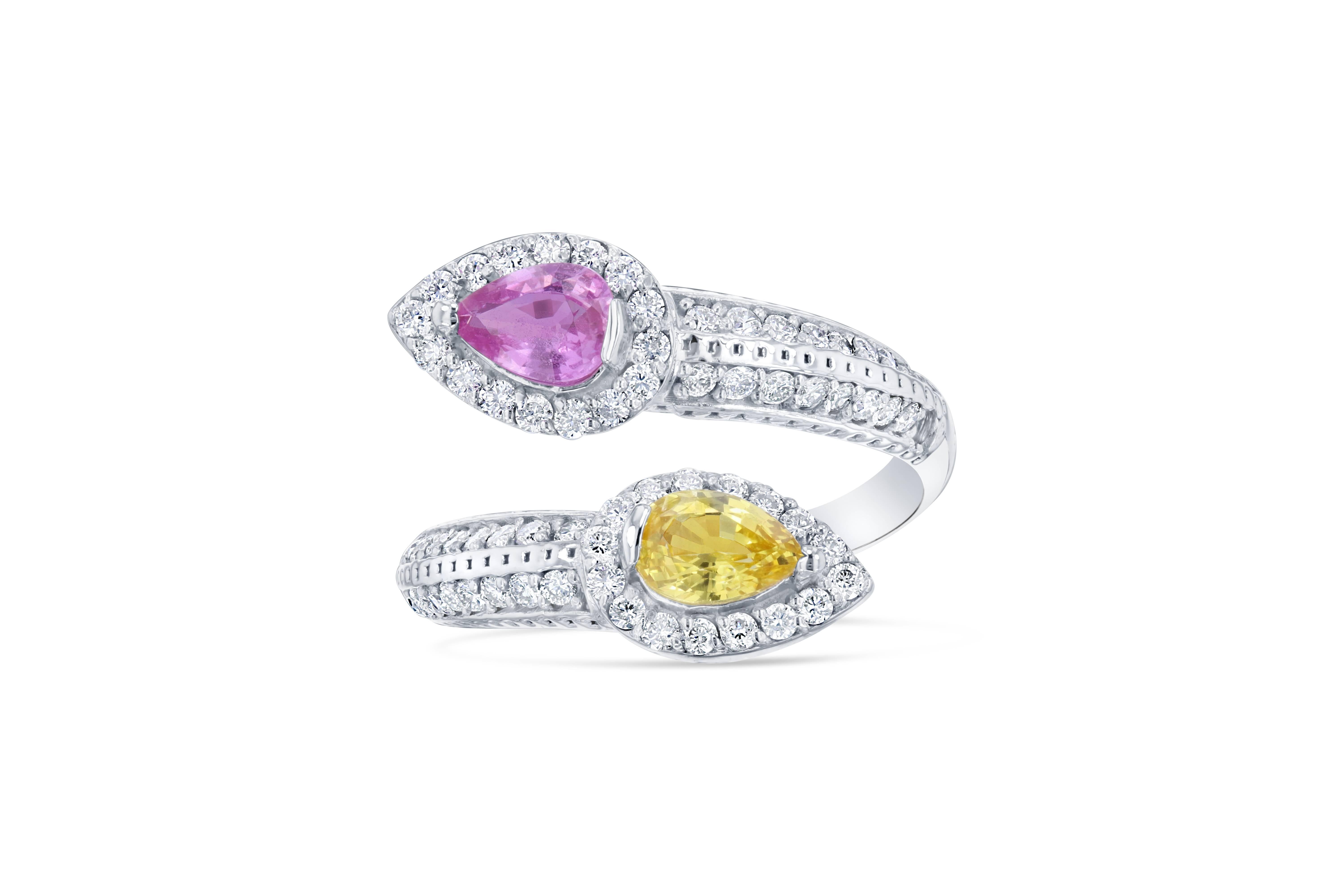 Dieser Ring hat 2 gelbe und rosa Saphire im Birnenschliff mit einem Gesamtgewicht von  0.96 Karat.  Der Ring ist umgeben von 68 Diamanten im Rundschliff mit einem Gewicht von 0,60 Karat. Die Saphire sind naturbelassen und wurden gemäß den