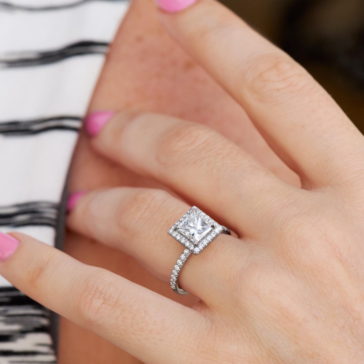 GIA-zertifizierter 1,56 Karat Diamant im Prinzessinnenschliff mit Pavé-Halo-Verlobungsring im Zustand „Neu“ im Angebot in Miami, FL