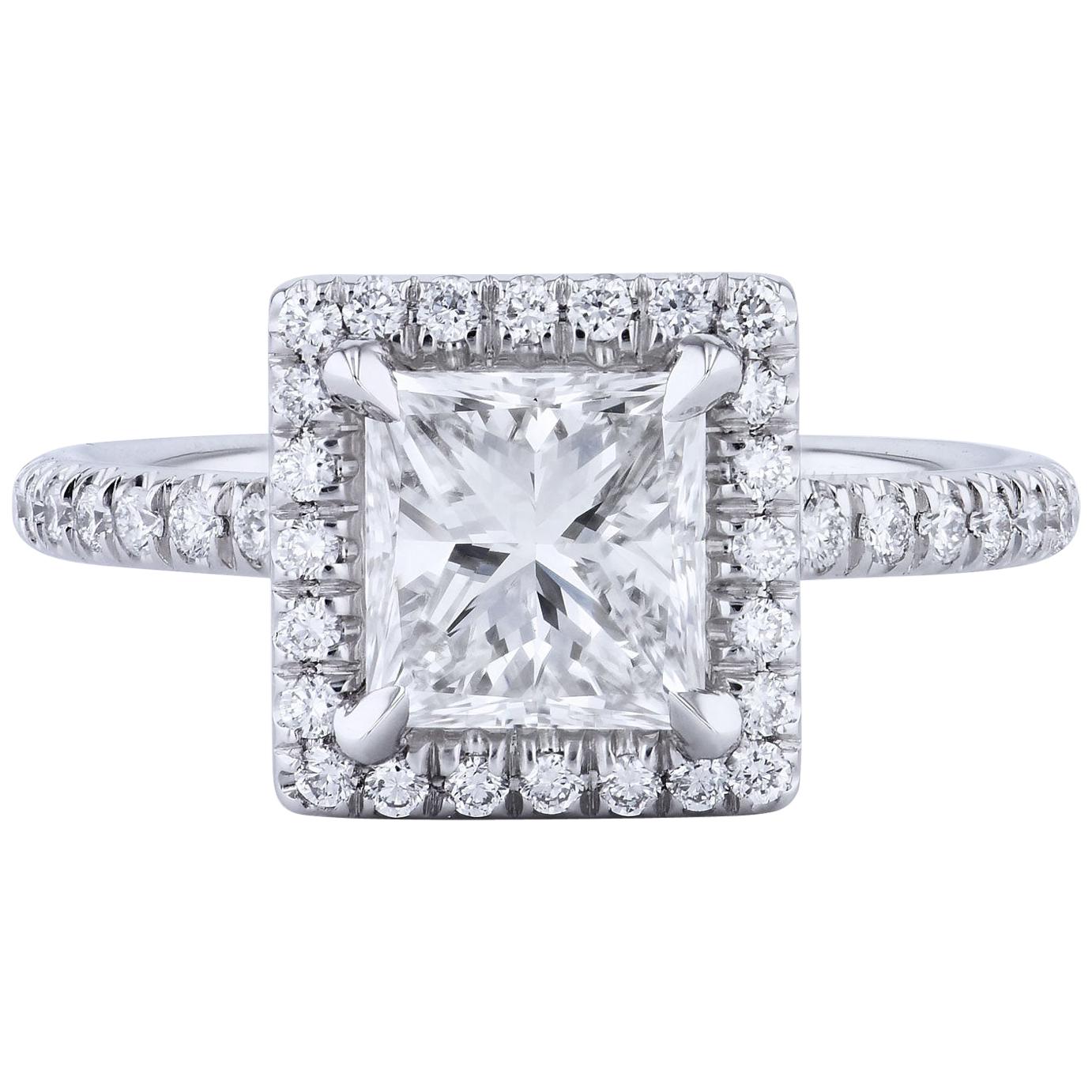GIA-zertifizierter 1,56 Karat Diamant im Prinzessinnenschliff mit Pavé-Halo-Verlobungsring im Angebot