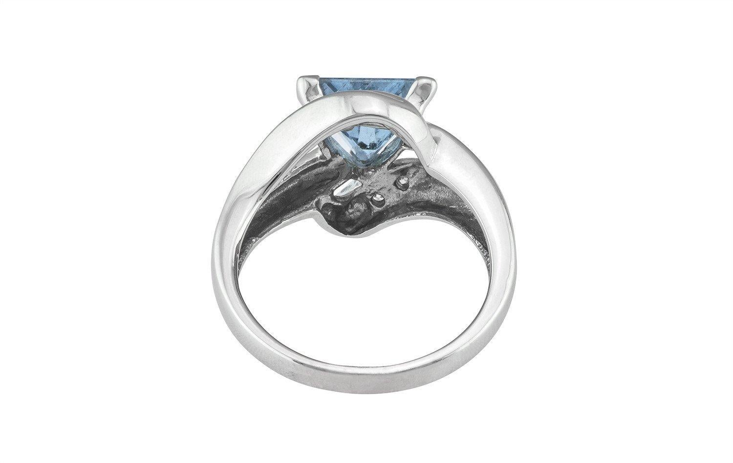Contemporary 1.56 Carat Triangular Aquamarine Ring