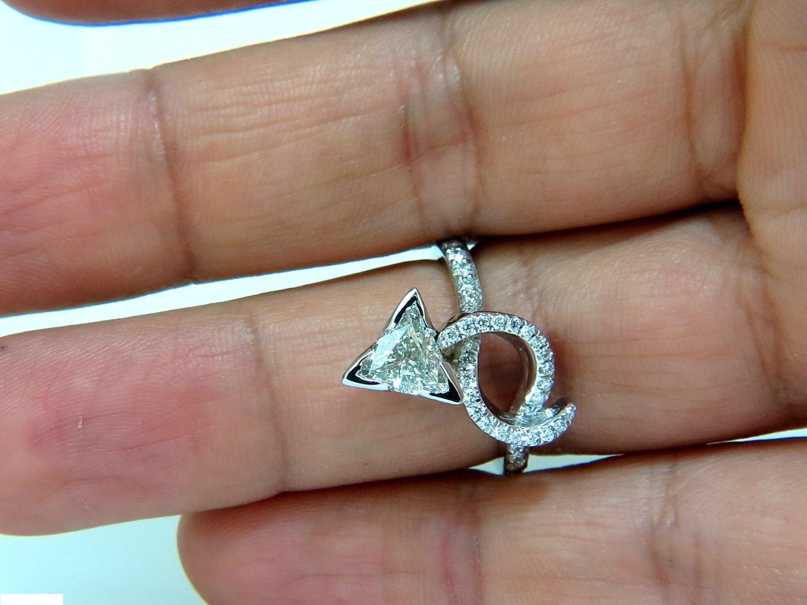 Die Crossover-Verpackung.

Es scheint, als ob der Schaft des Rings überkreuzt wurde und der Diamant als Quaste dient.

In Wirklichkeit ist es ein schöner Ring, modern und doch einfach und haltbar.

1.06ct. Trilliant Naturdiamant

 Brillant,