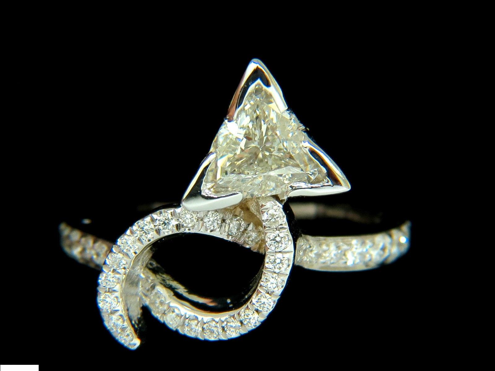 1.56 Karat Trilliant Diamant Crossover Ring Moderne Ära 14 Karat im Zustand „Neu“ im Angebot in New York, NY