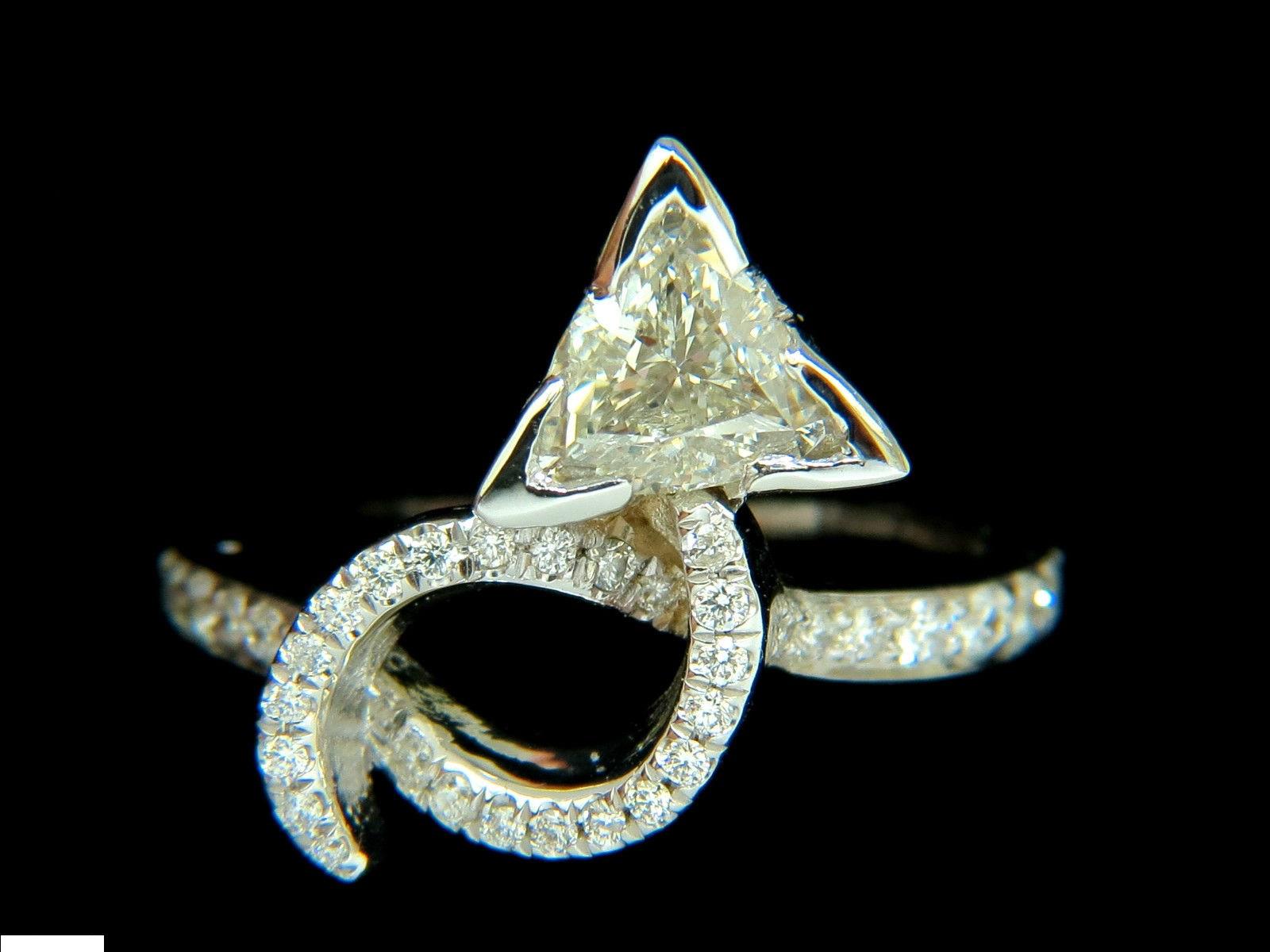 1.56 Karat Trilliant Diamant Crossover Ring Moderne Ära 14 Karat für Damen oder Herren im Angebot