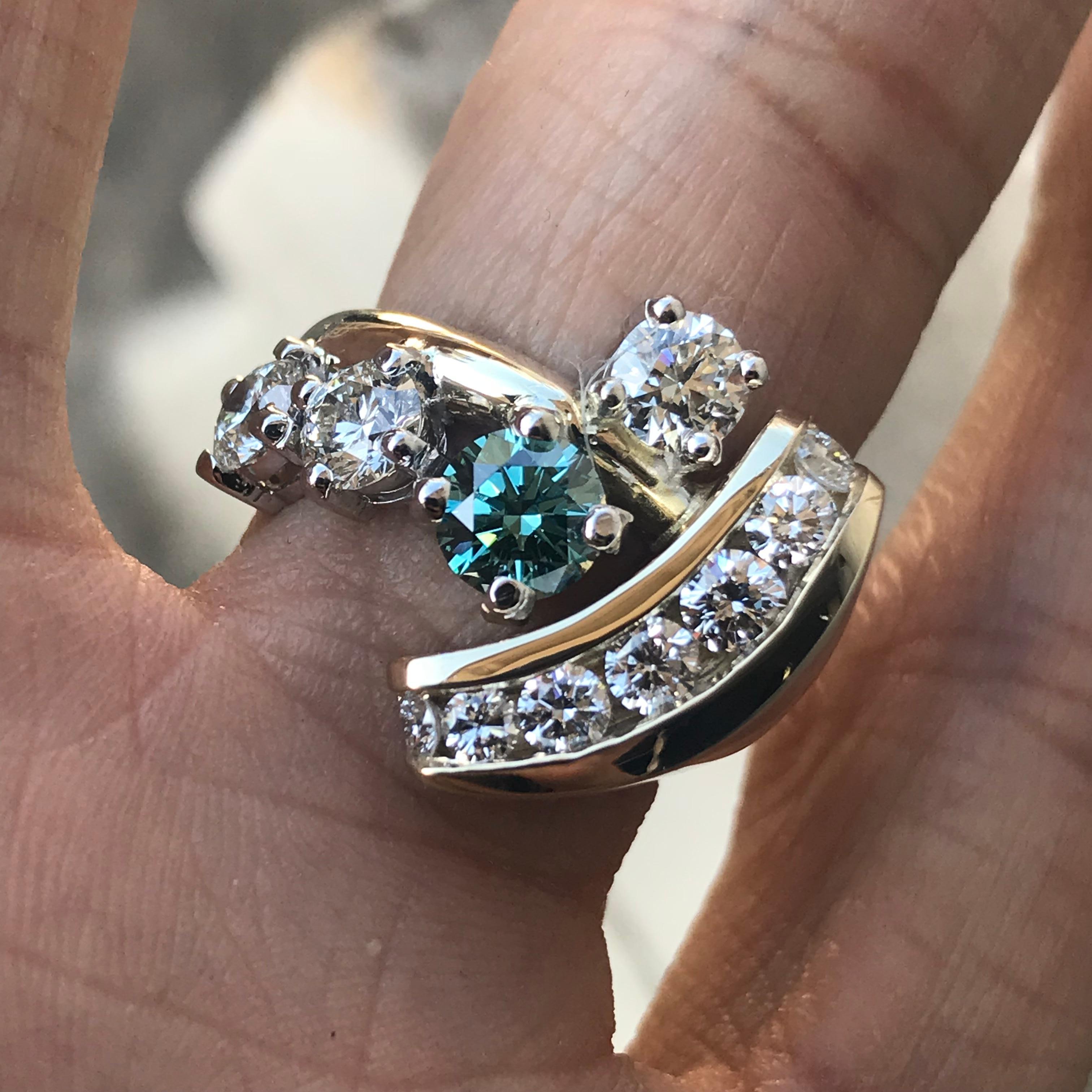 AS035-0200003

Der Ring wird auf Bestellung angefertigt und kann auch ohne den Mittelstein gekauft werden. Ich kann einen anderen Mittelstein liefern, der Ihrem Budget entspricht, wenn es höher oder niedriger ist.
Wenn der Ring bereits verkauft ist,