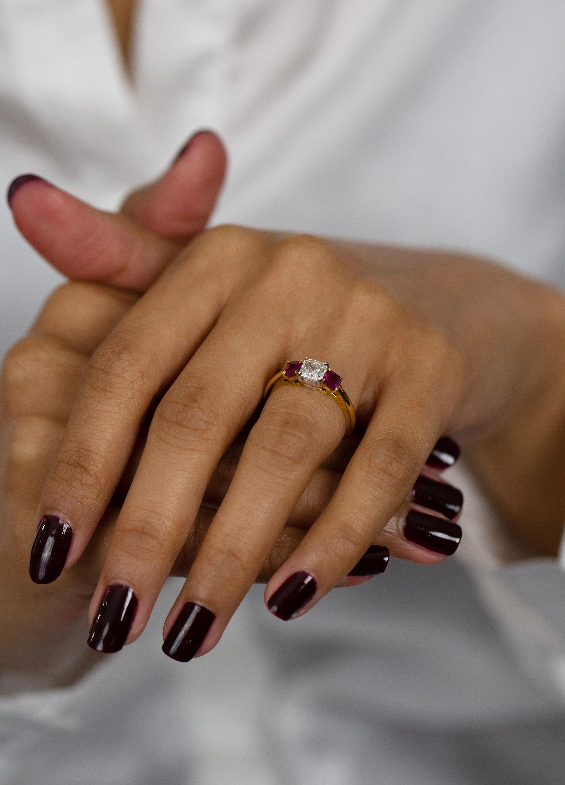 Bague de fiançailles à trois pierres en diamants et rubis taille Asscher de 1,56 carat au total Pour femmes en vente