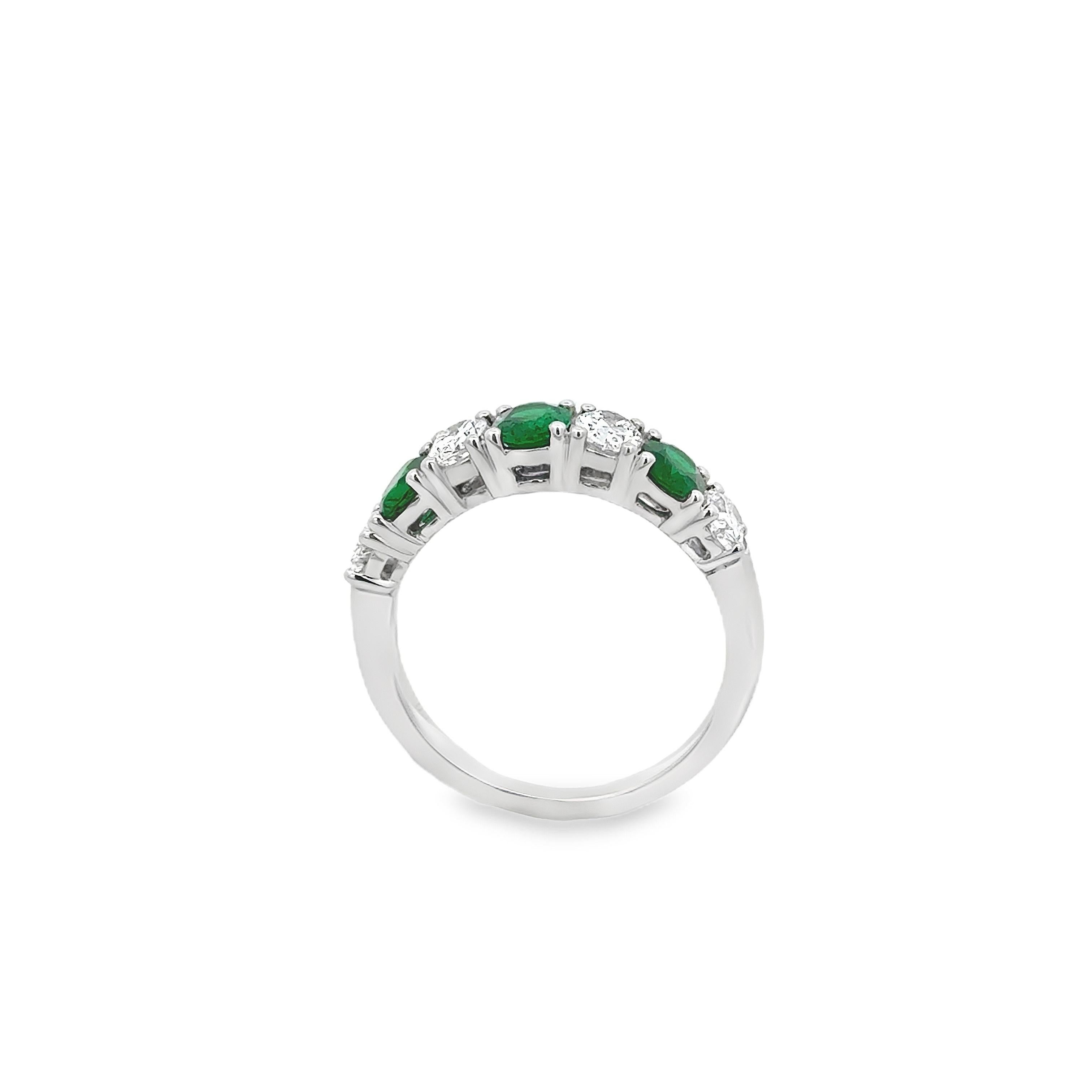 Roman Malakov 1.56 Carats Total Oval Cut Diamond & Emerald Seven-Stone Band Ring In New Condition For Sale In New York, NY