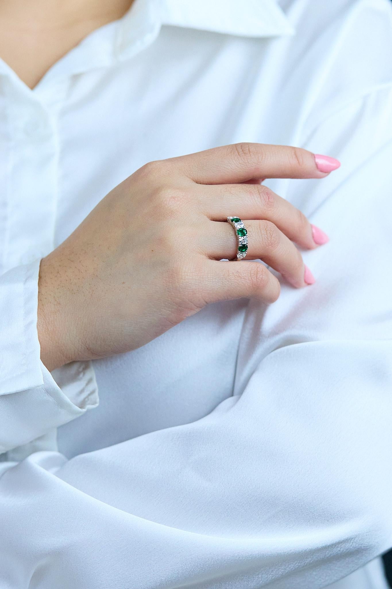Women's Roman Malakov 1.56 Carats Total Oval Cut Diamond & Emerald Seven-Stone Band Ring For Sale