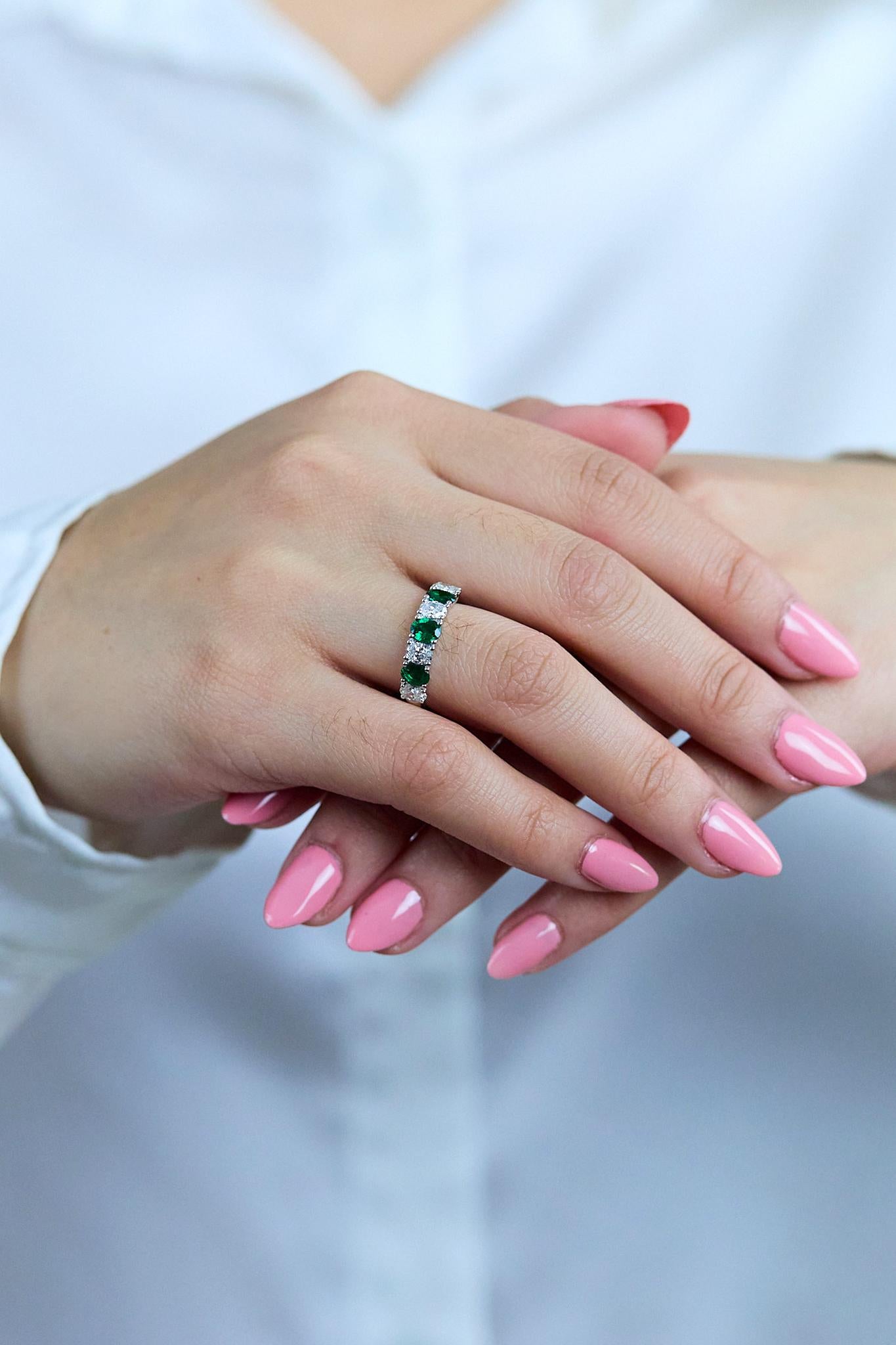 Roman Malakov 1.56 Carats Total Oval Cut Diamond & Emerald Seven-Stone Band Ring For Sale 2