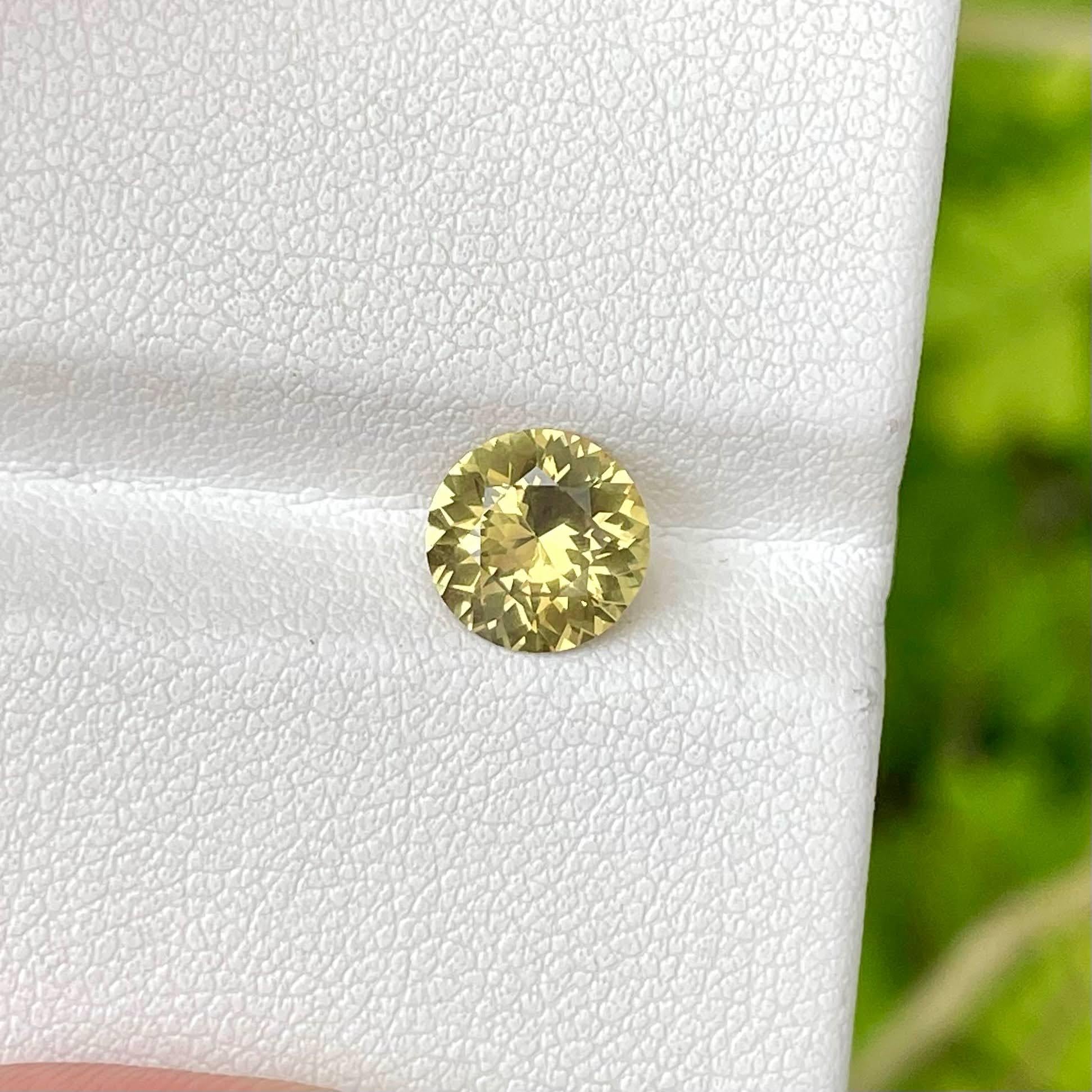 Poids 1,56 carats 
Dimensions 7,6x7,6x4,2 mm
Traitement aucun 
Origine Sri Lanka 
Clarté de l'œil 
Forme ronde 
Taille ronde brillante 



Cette exquise pierre de chrysobéryl jaune de 1.56 carat est une gemme naturelle provenant des mines renommées