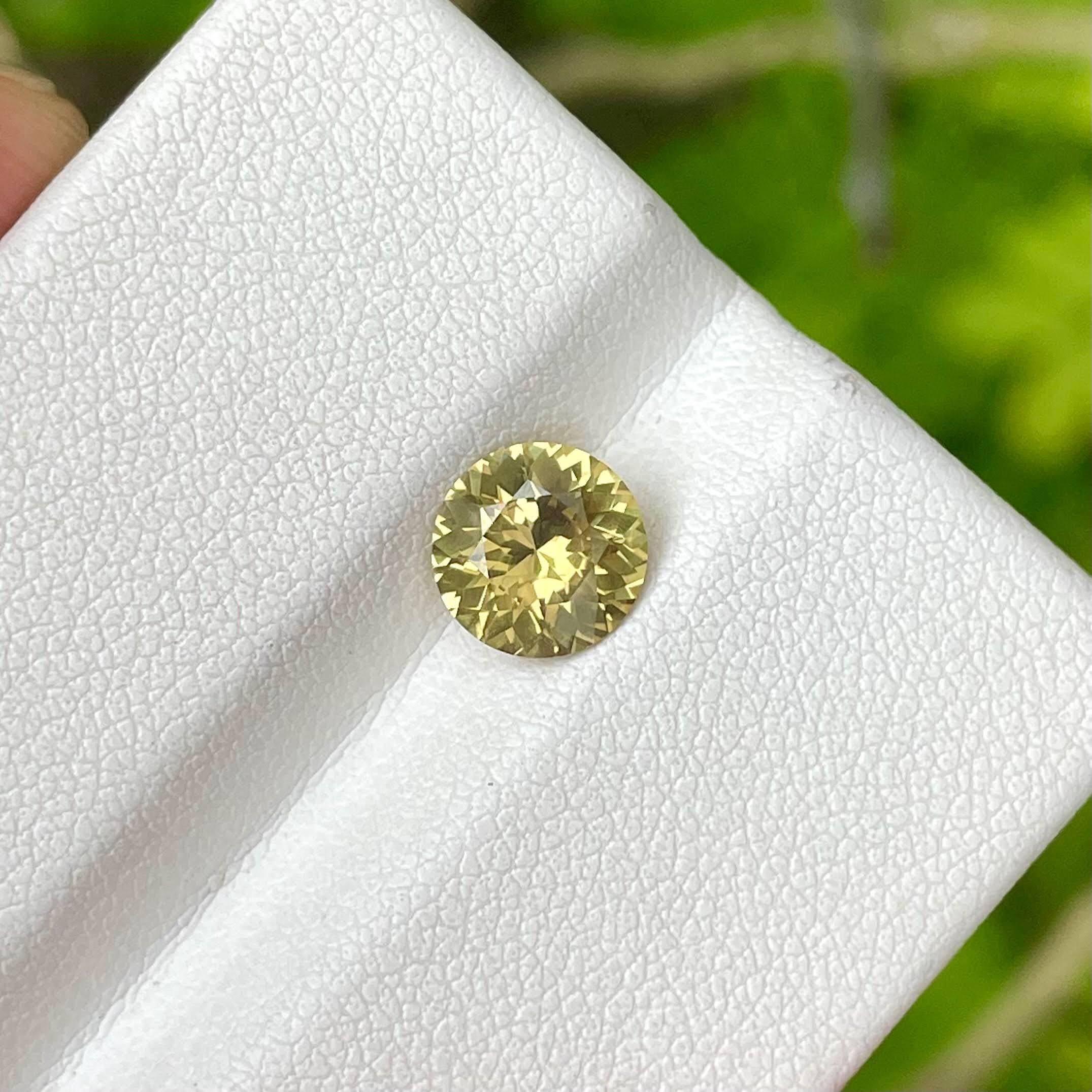 Pierre précieuse naturelle du Sri Lanka jaune chrysobéryl taille ronde 1,56 carat Neuf - En vente à Bangkok, TH