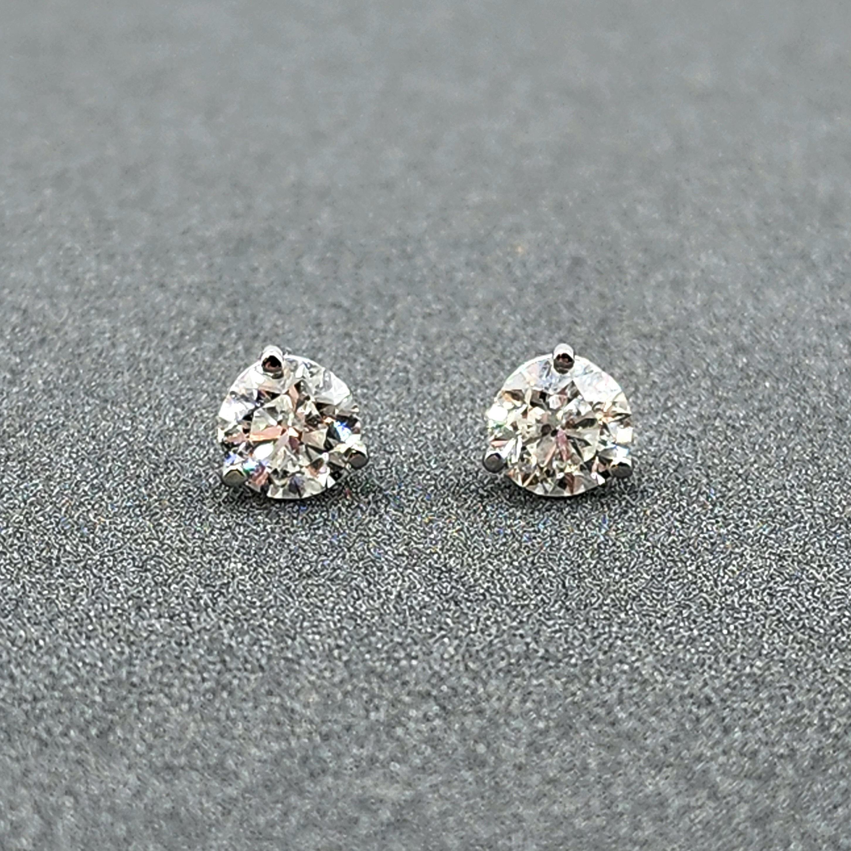 Estos magníficos pendientes de 3 garras y 1,56 quilates de diamantes son un refinado complemento para cualquier colección. Con diamantes de talla redonda con un grado de color F/G y claridad SI2/I1, irradian elegancia. Engarzados en oro blanco de 14