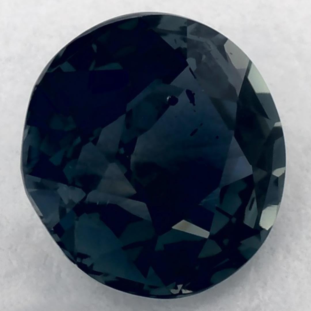Dieser natürliche grüne Saphir bietet Eleganz und Raffinesse. Mit seiner satten Farbsättigung und seinem präzisen Schliff ist er das perfekte Herzstück für einen Verlobungsring oder ein luxuriöses Schmuckdesign.

Dieser Saphir stammt aus Sri Lanka
